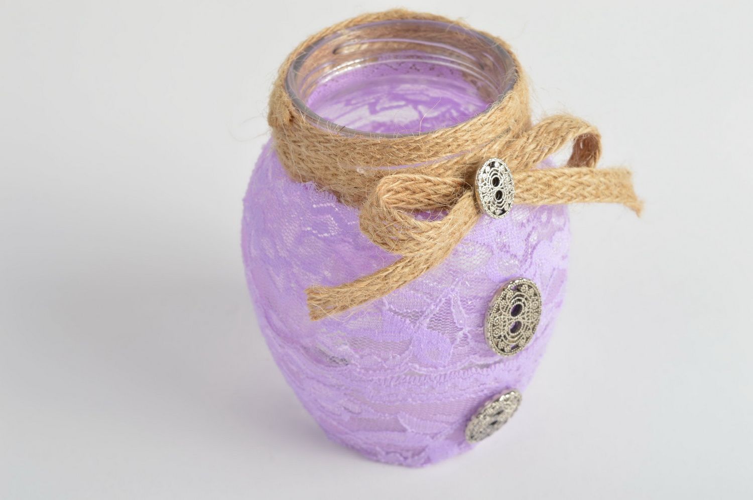 Стеклянная ваза для цветов в виде банки украшенной кружевом хэнд мэйд сиреневая фото 3