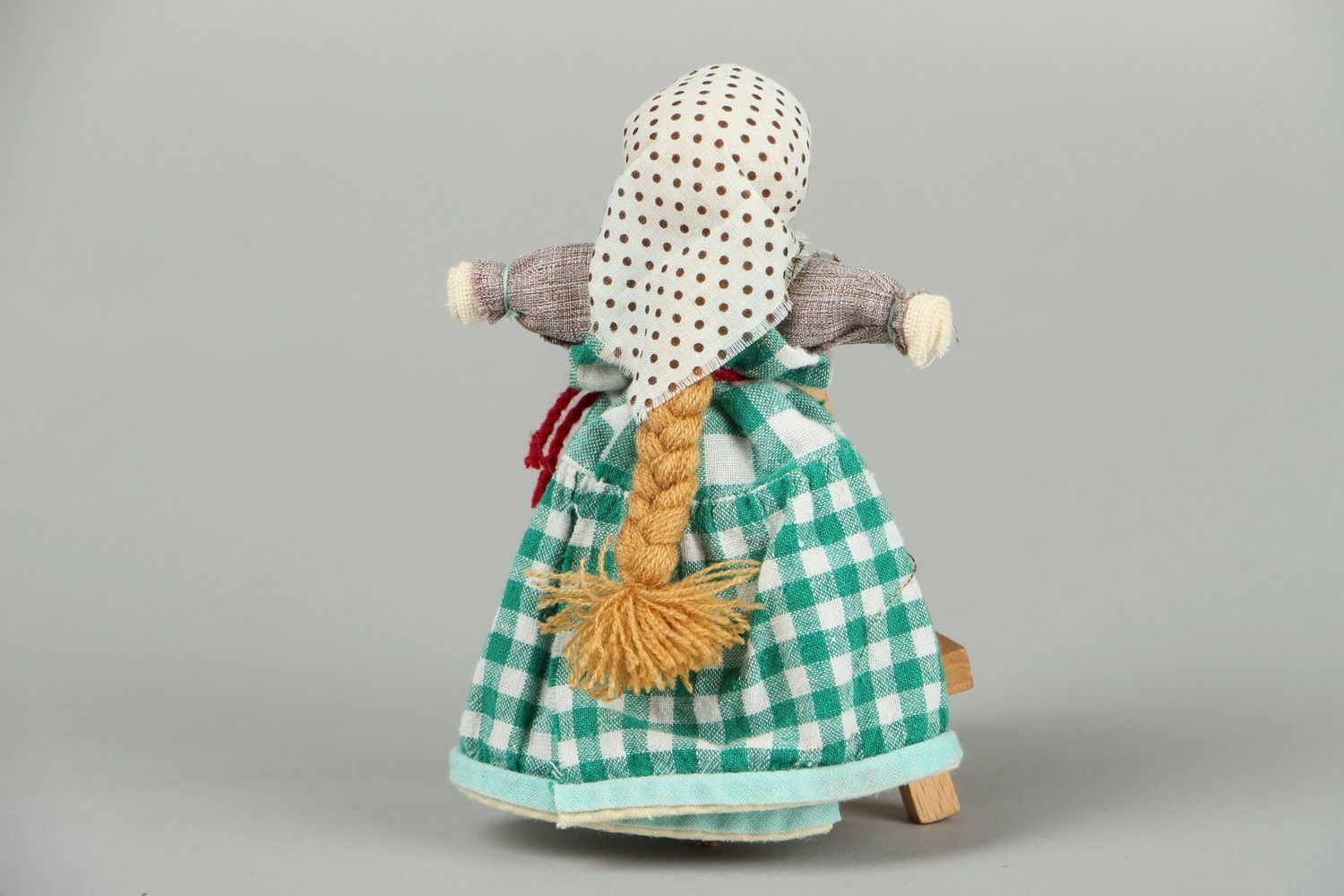 Handgemachte kuschelige Motanka-Puppe auf dem Holzstock foto 3