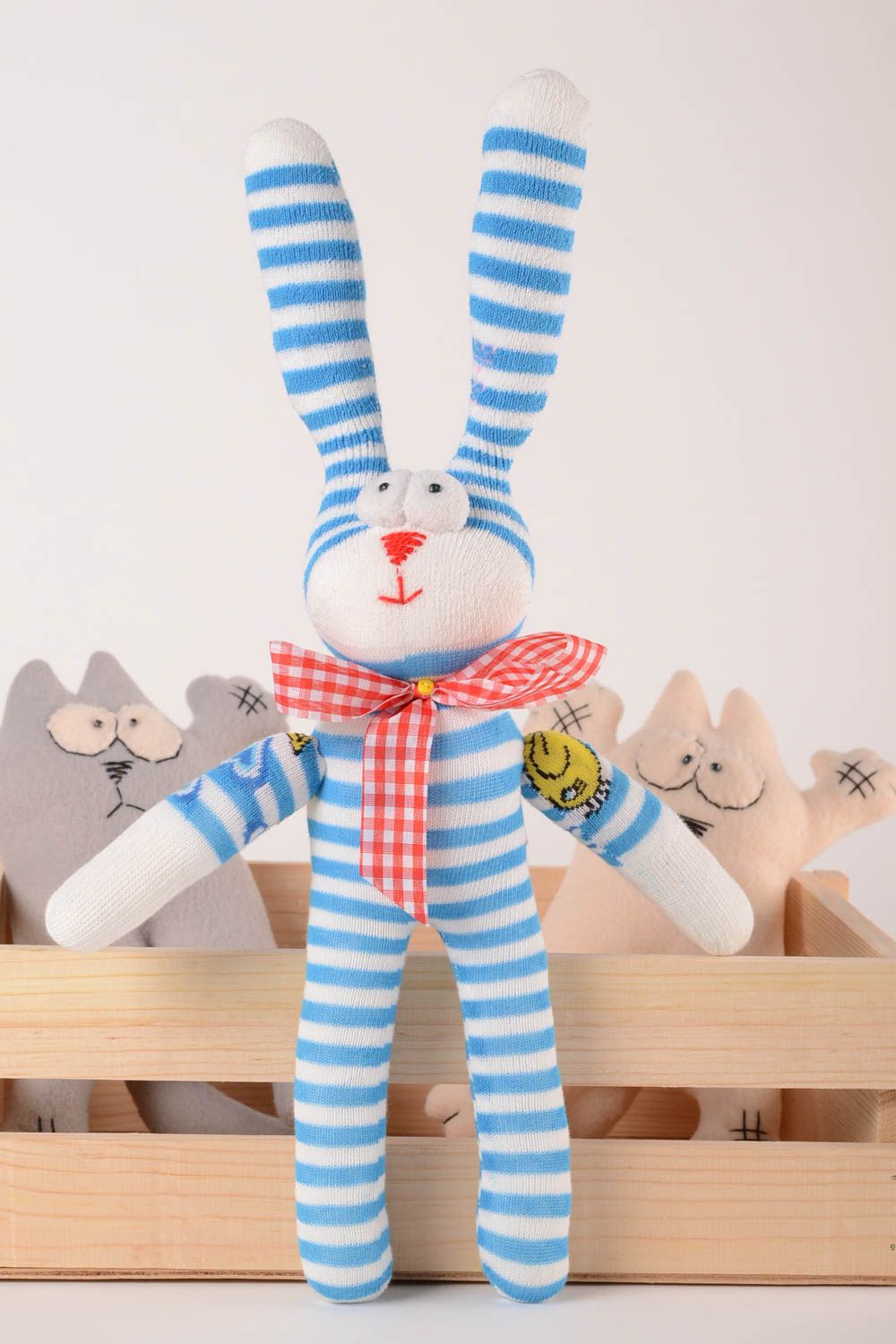 Juguete artesanal muñeco de peluche regalo original para niño Conejo a rayas foto 1