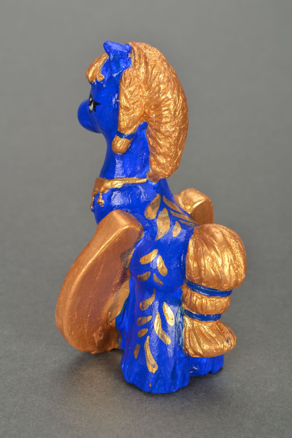 Estatueta de gesso pintada com tintas acrílicas Cavalo com ferradura foto 5
