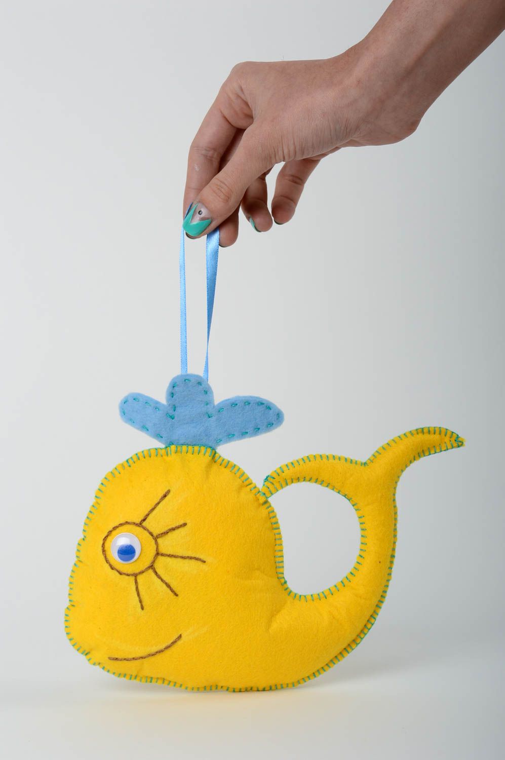 Желтая мягкая игрушка из фетра в виде кита ручной работы с петелькой красивая фото 2