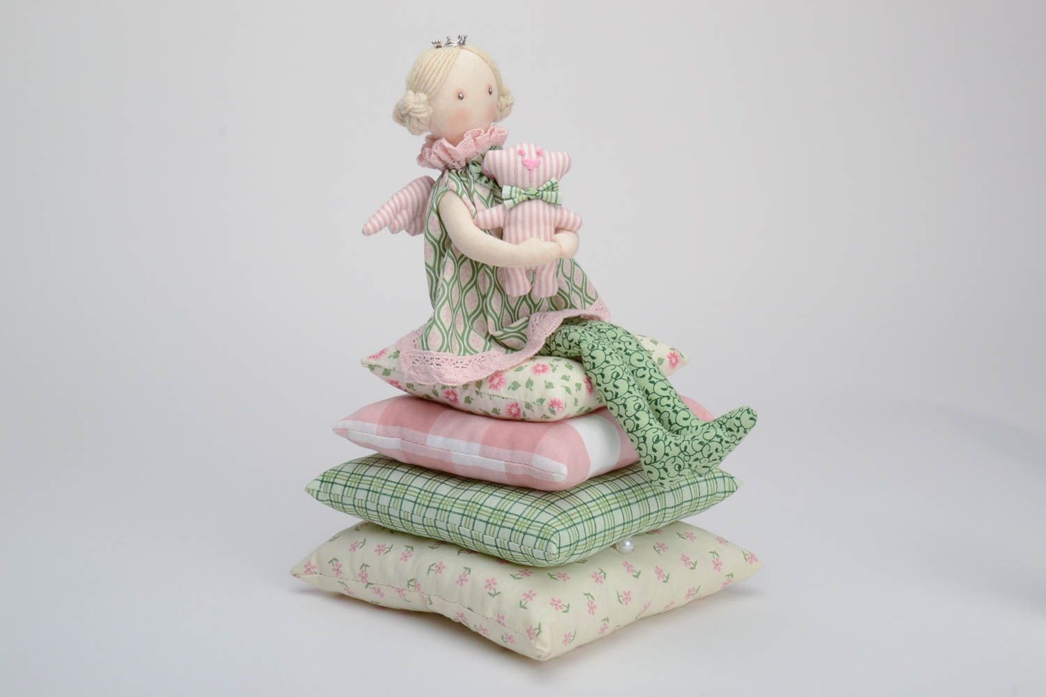 Muñeca de peluche de algodón artesanal Niña en almohadas con osito en manos foto 3