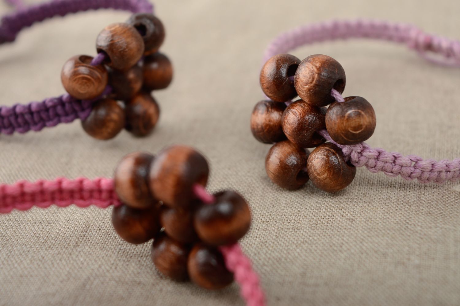 Bracelet en macramé fin rose avec perles de bois fait main pour femme Fleur photo 5