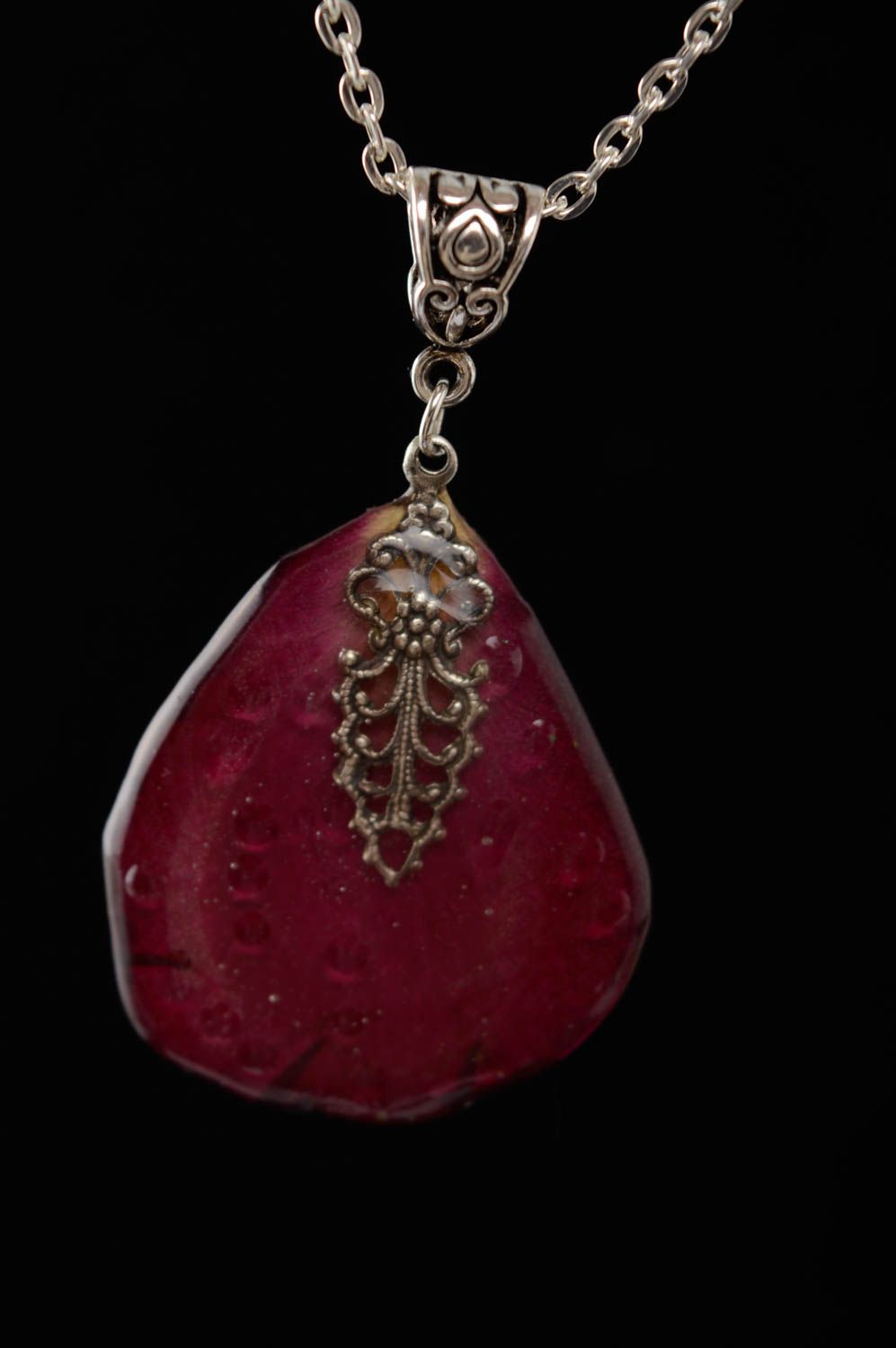 Neck pendant with rose petal coated with epoxy photo 2