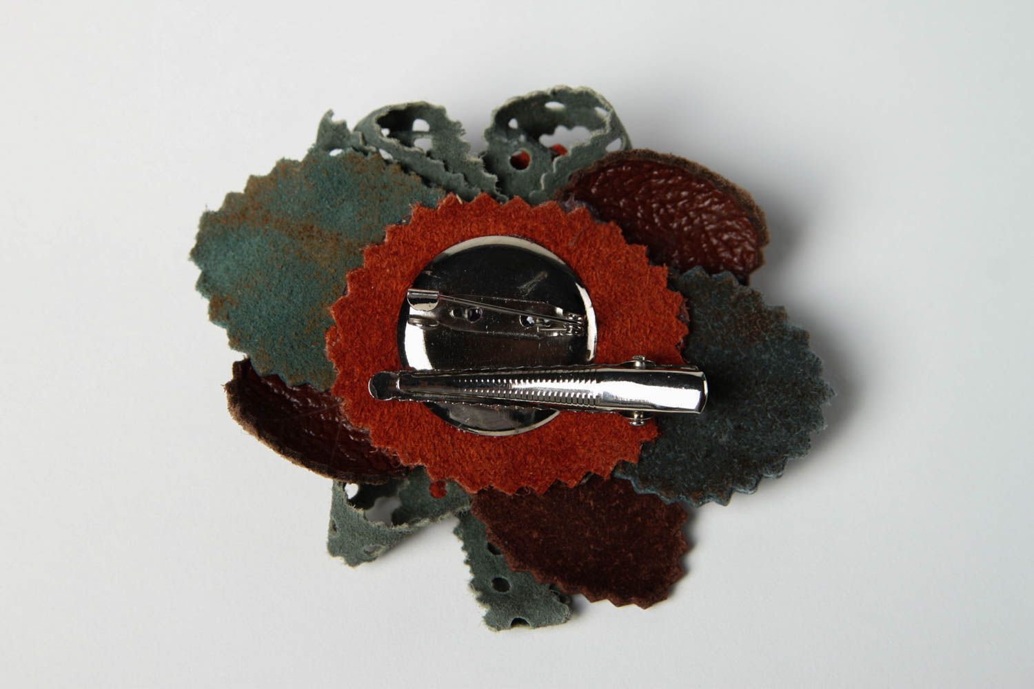Broche Barrette en cuir faite main rouge fleur design Accessoire femme photo 5
