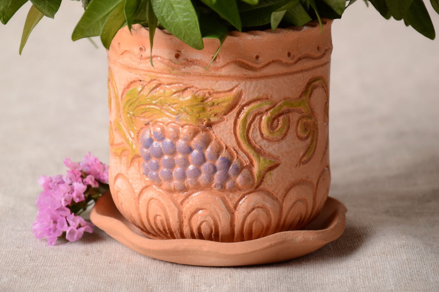 3,5 inches clay flower pot in terracotta color with tray and grape pattern 0,5 lb photo 1