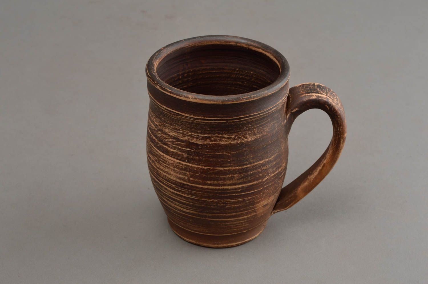 Глиняная чашка большая коричневая красивая ручной работы объемом 400 мл фото 3