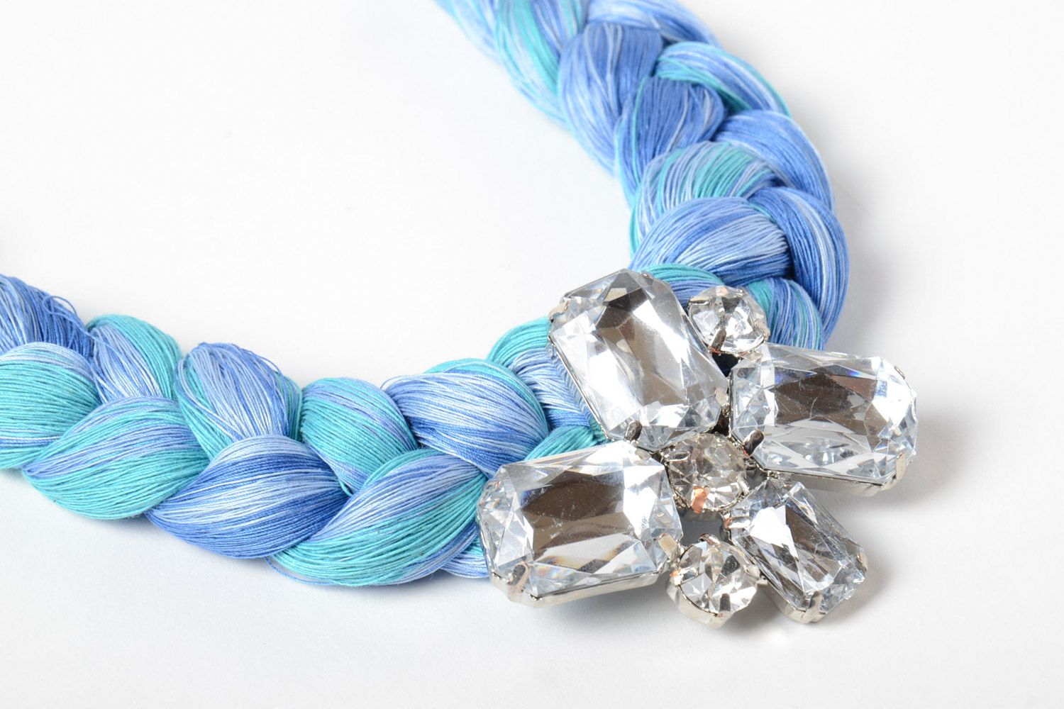Collier tressé en fils moulinés fait main bleu avec strass sur chaînette photo 3