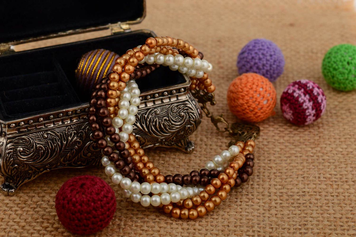Handgemachtes Armband aus Keramik Perlen in Form vom Zopf mit Metallbeschlägen  foto 1
