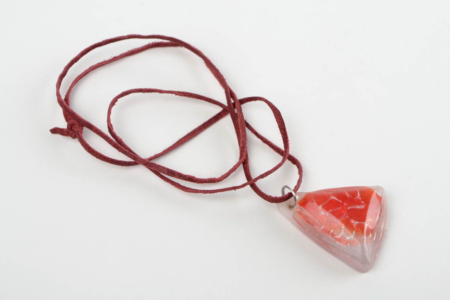 Pendentif en verre Bijou fait main rouge triangle lacet cuir Accessoire femme photo 1