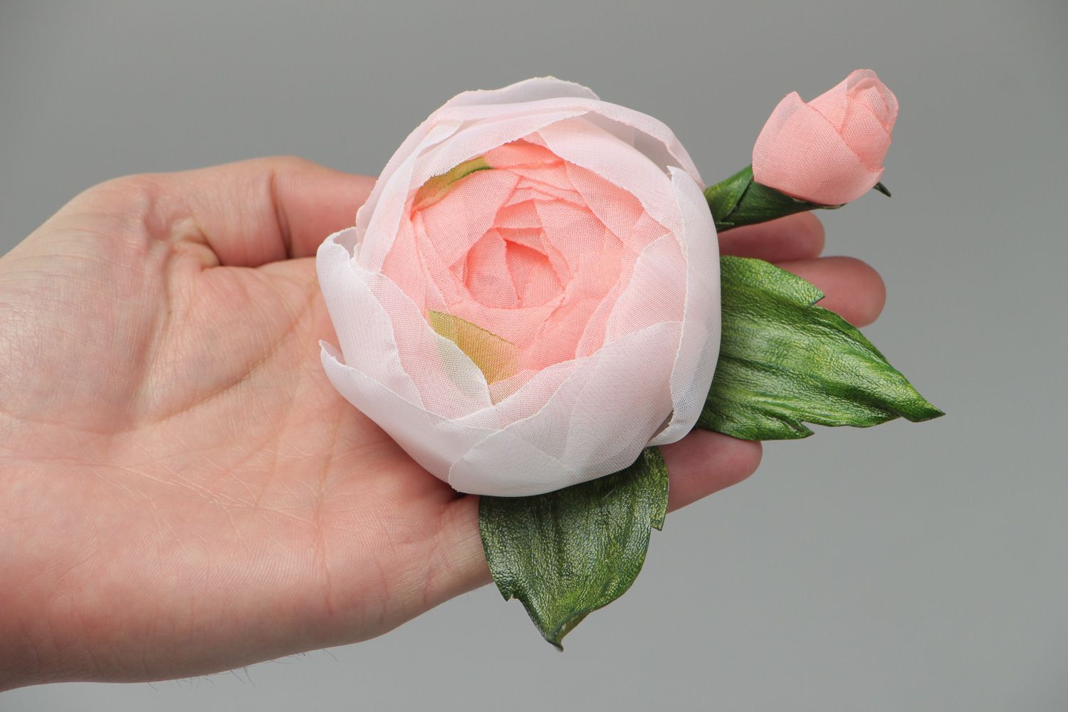 Rosafarbige schöne handgemachte Brosche Blume Rose aus Chiffon für Frauen  foto 4
