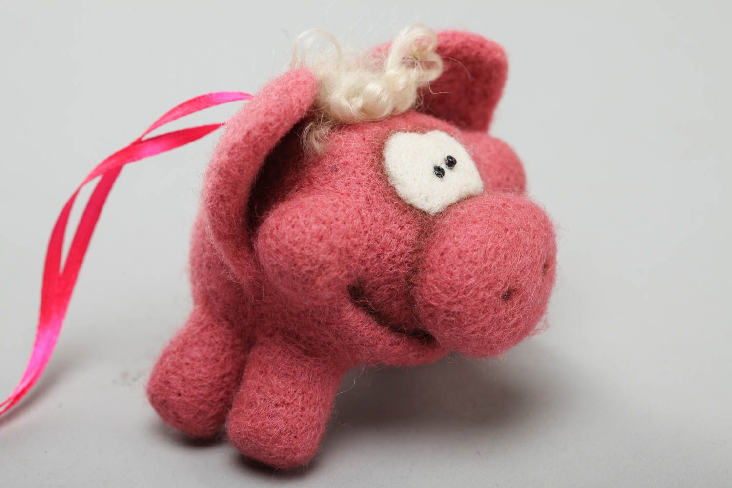 Figura de lana en técnica de fieltro seco artesanal con forma de cerdito rosado foto 2