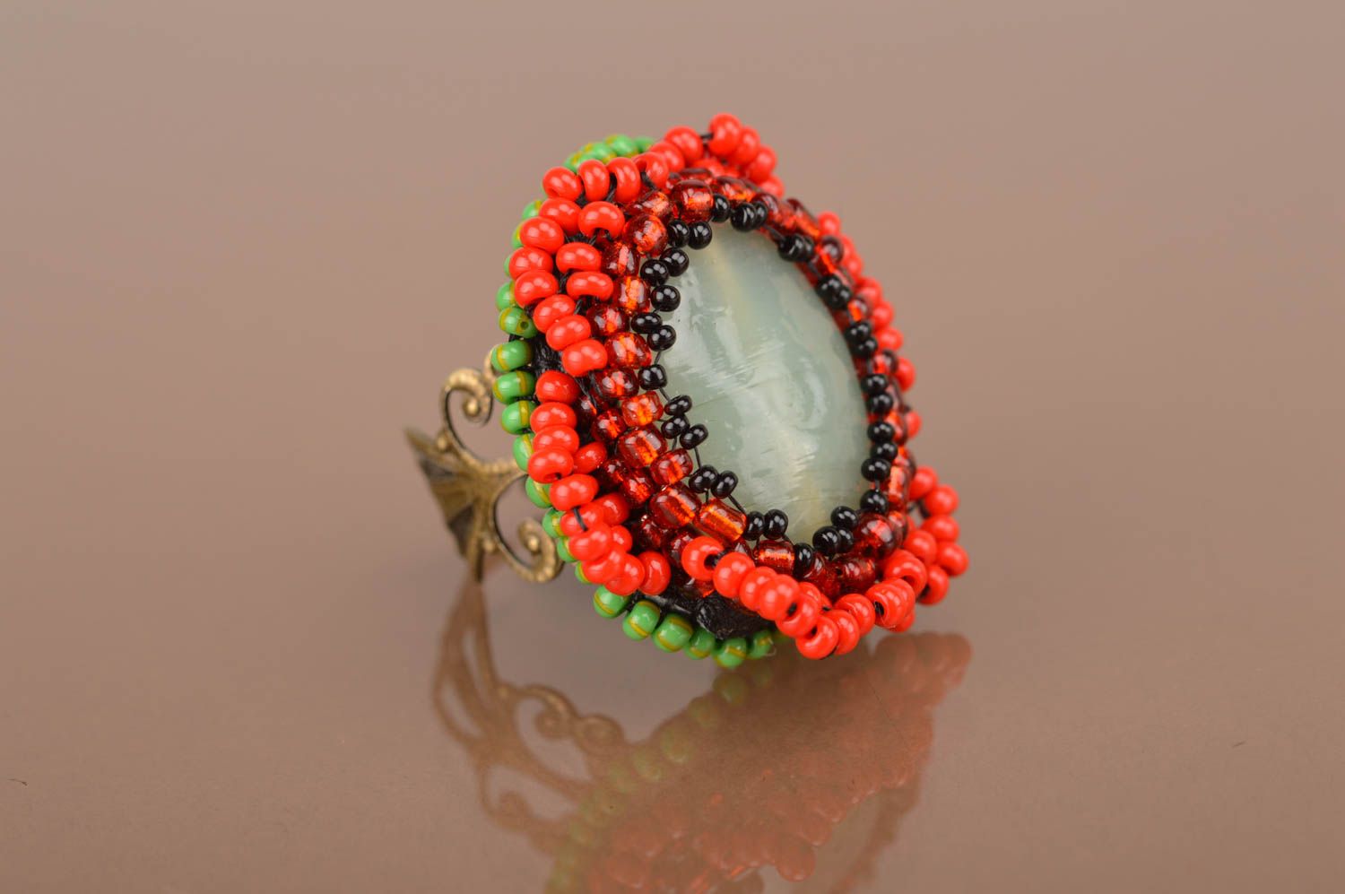 Кольцо из бисера и камня красное красивое необычное в виде цветка ручная работа фото 2