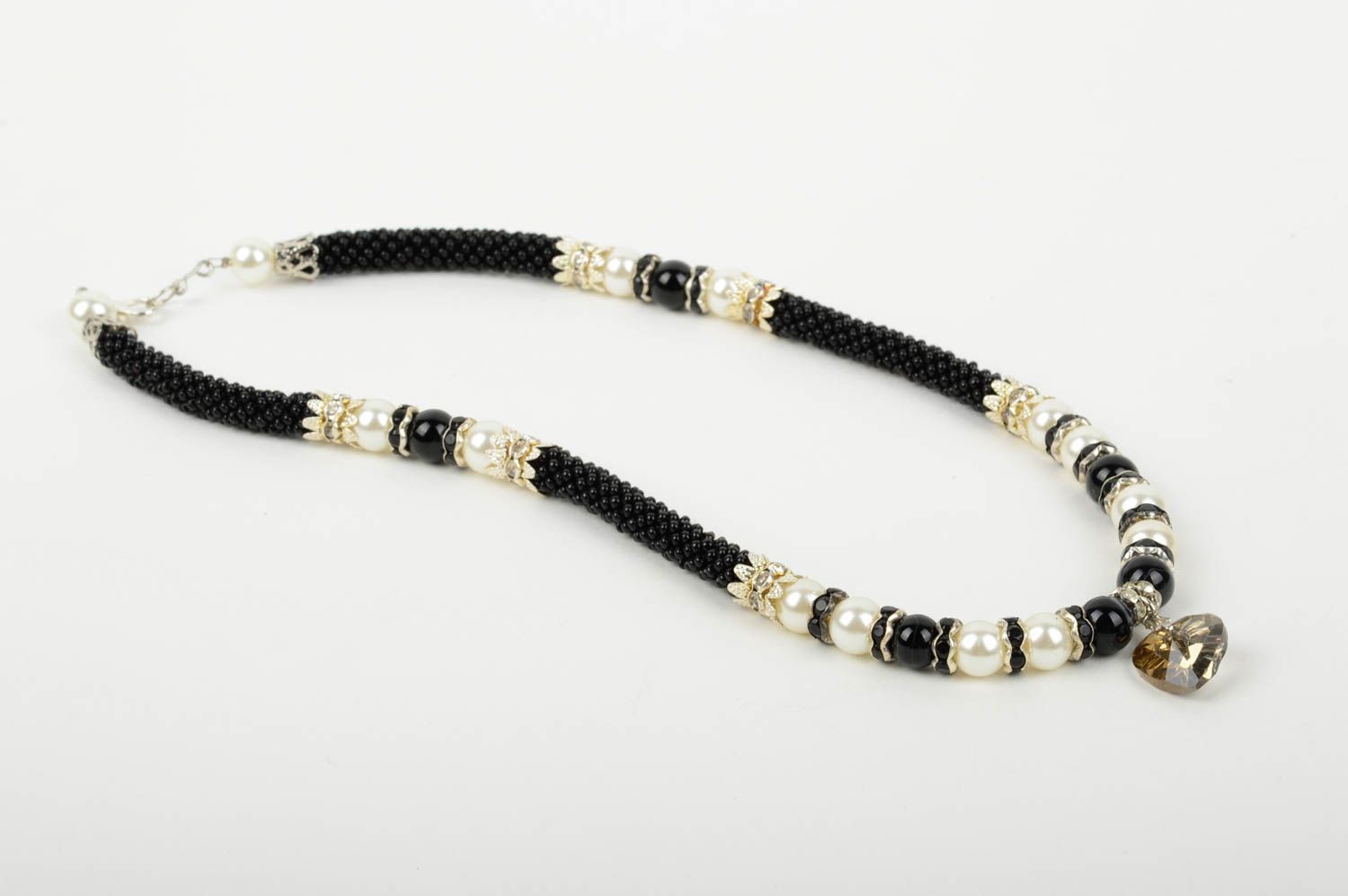 Collier perles rocaille Bijou fait main noir blanc design Accessoire femme photo 2