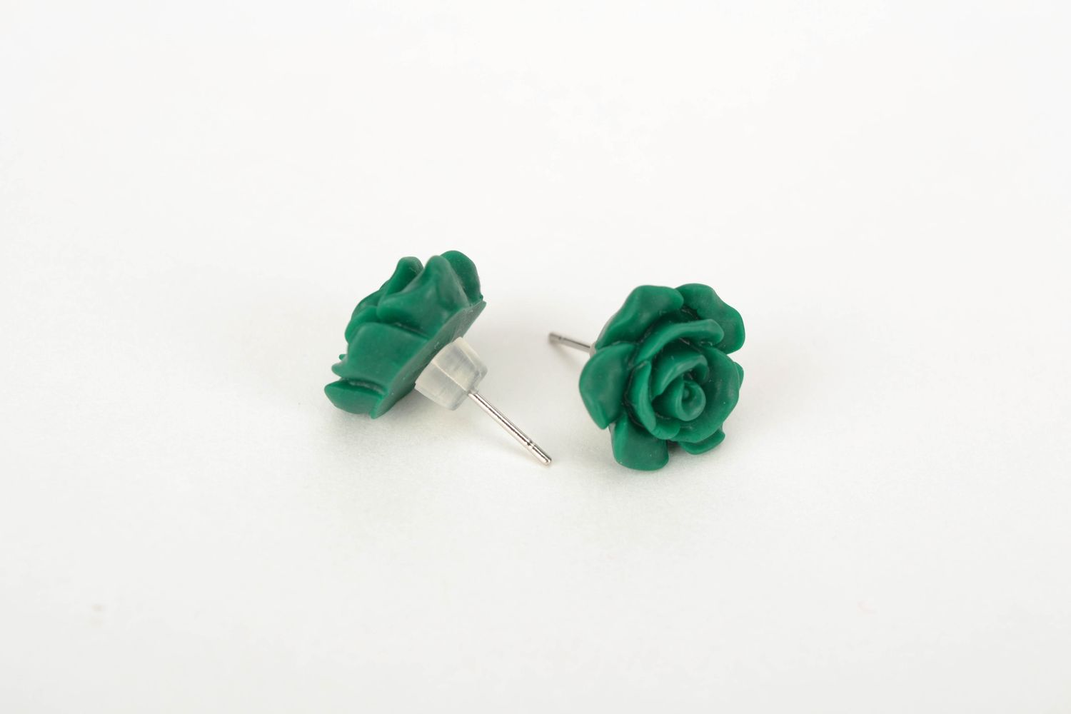 Серьги-гвоздики из полимерной глины в виде зеленых роз фото 4