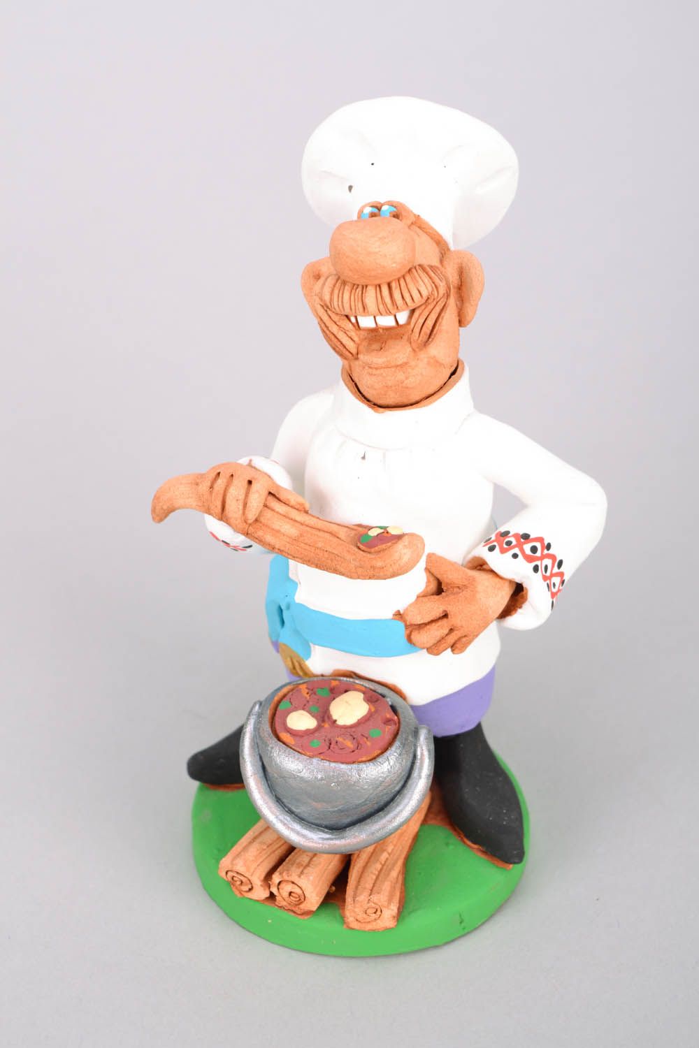 Engraçada estatueta de argila Cozinheiro prepara borsch foto 3