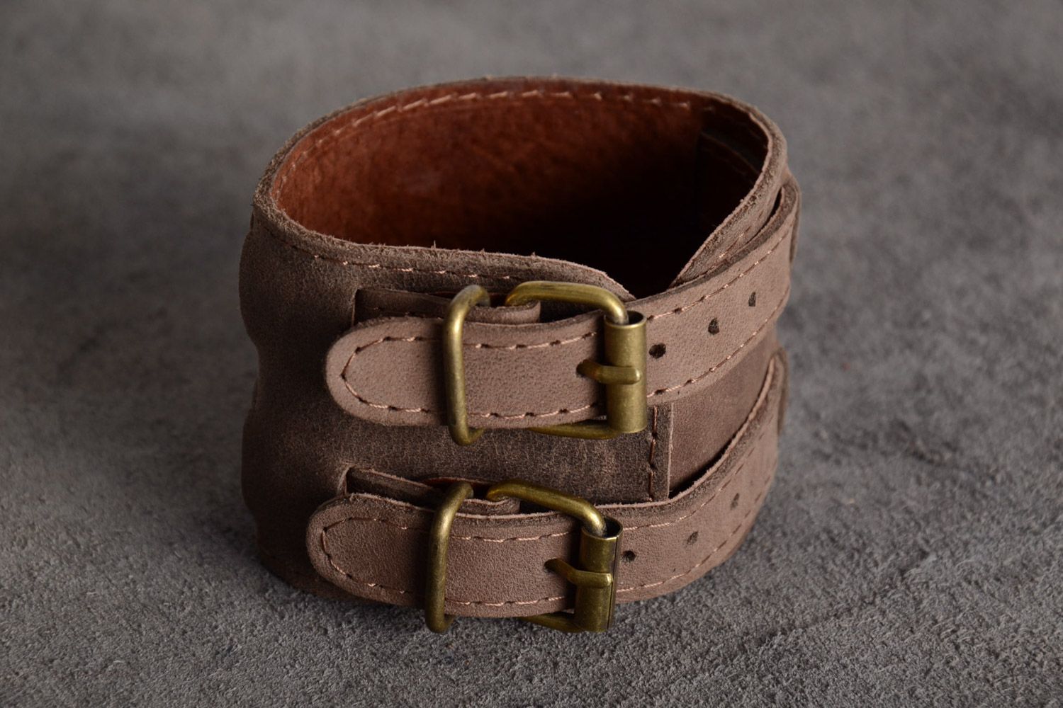 Bracelet large en cuir naturel marron unisexe fait main diamètre 65 mm photo 1