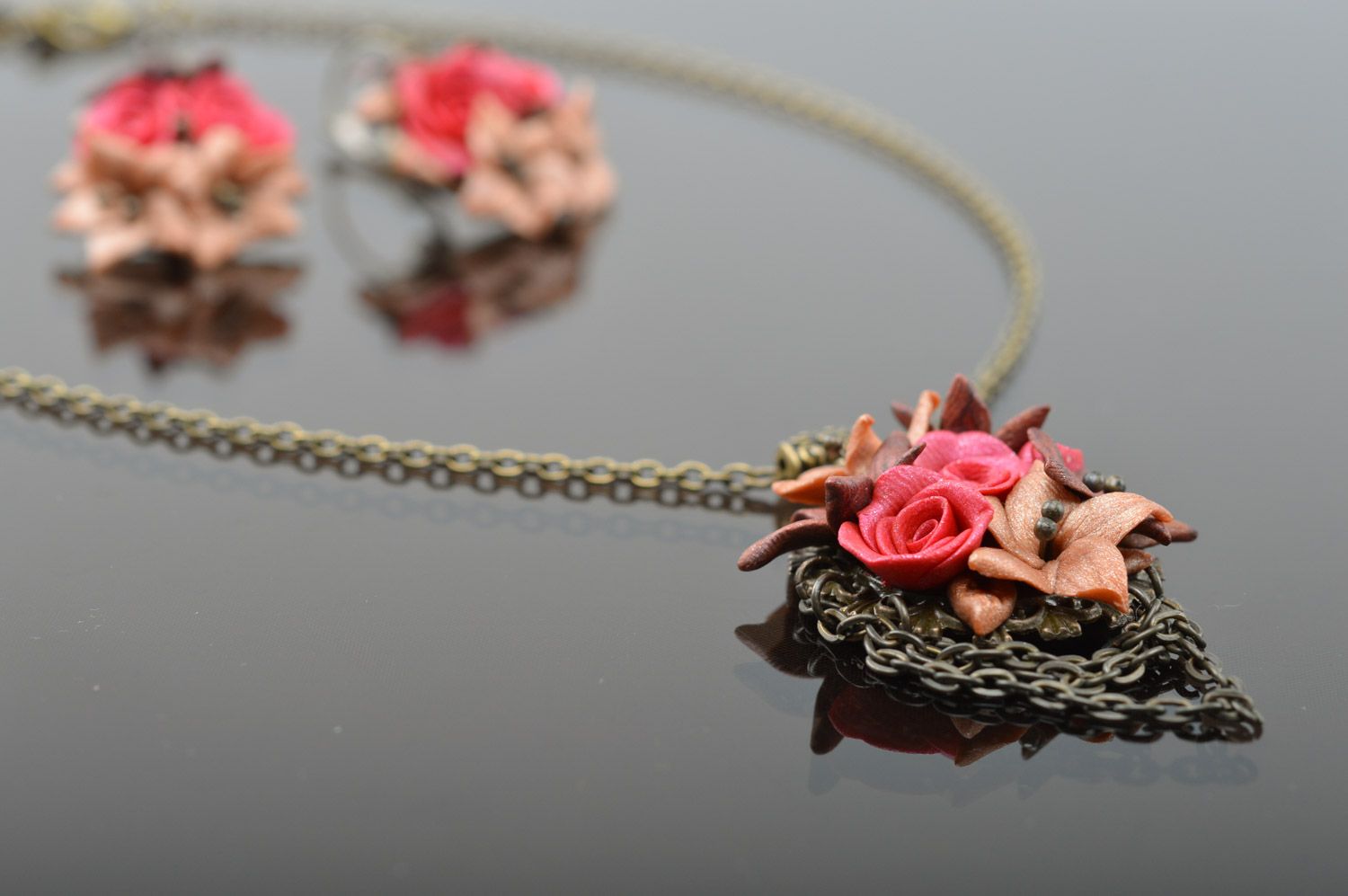 Set of handmade plastic flower jewelry pendant and earrings photo 2