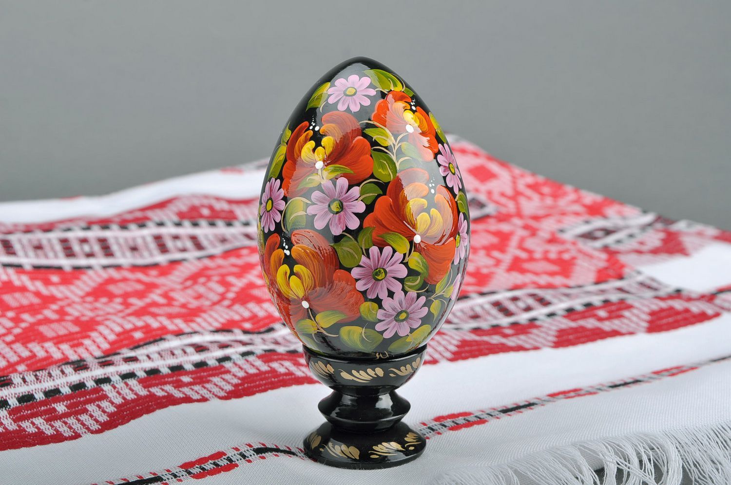 Деревянное декоративное яйцо на подставке Цветение пионов фото 1