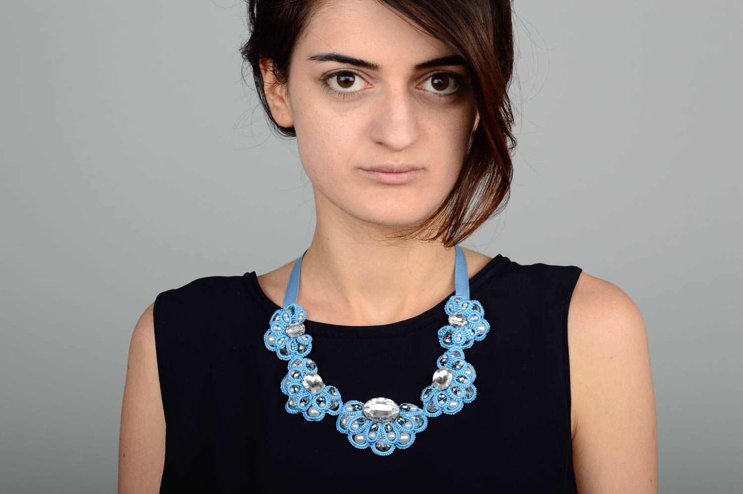Collier textile Bijou fait main bleu ciel technique frivolité Accessoire femme photo 1