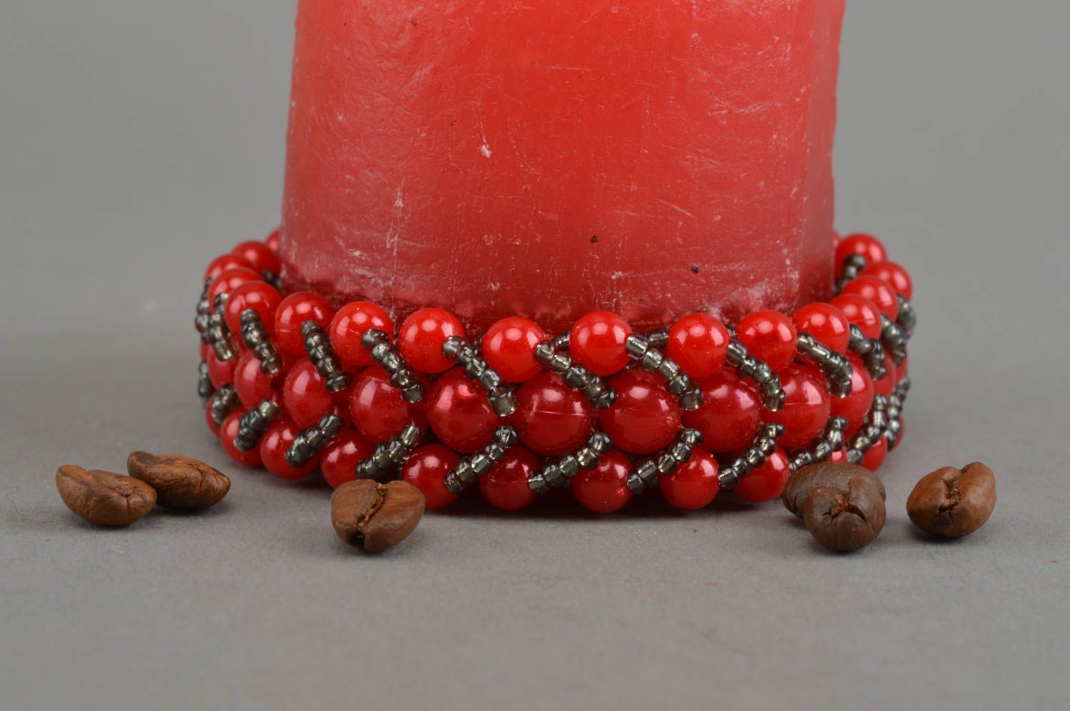 Schönes originelles rotes handgemachtes Armband aus Glasperlen Drosselbeeren foto 1