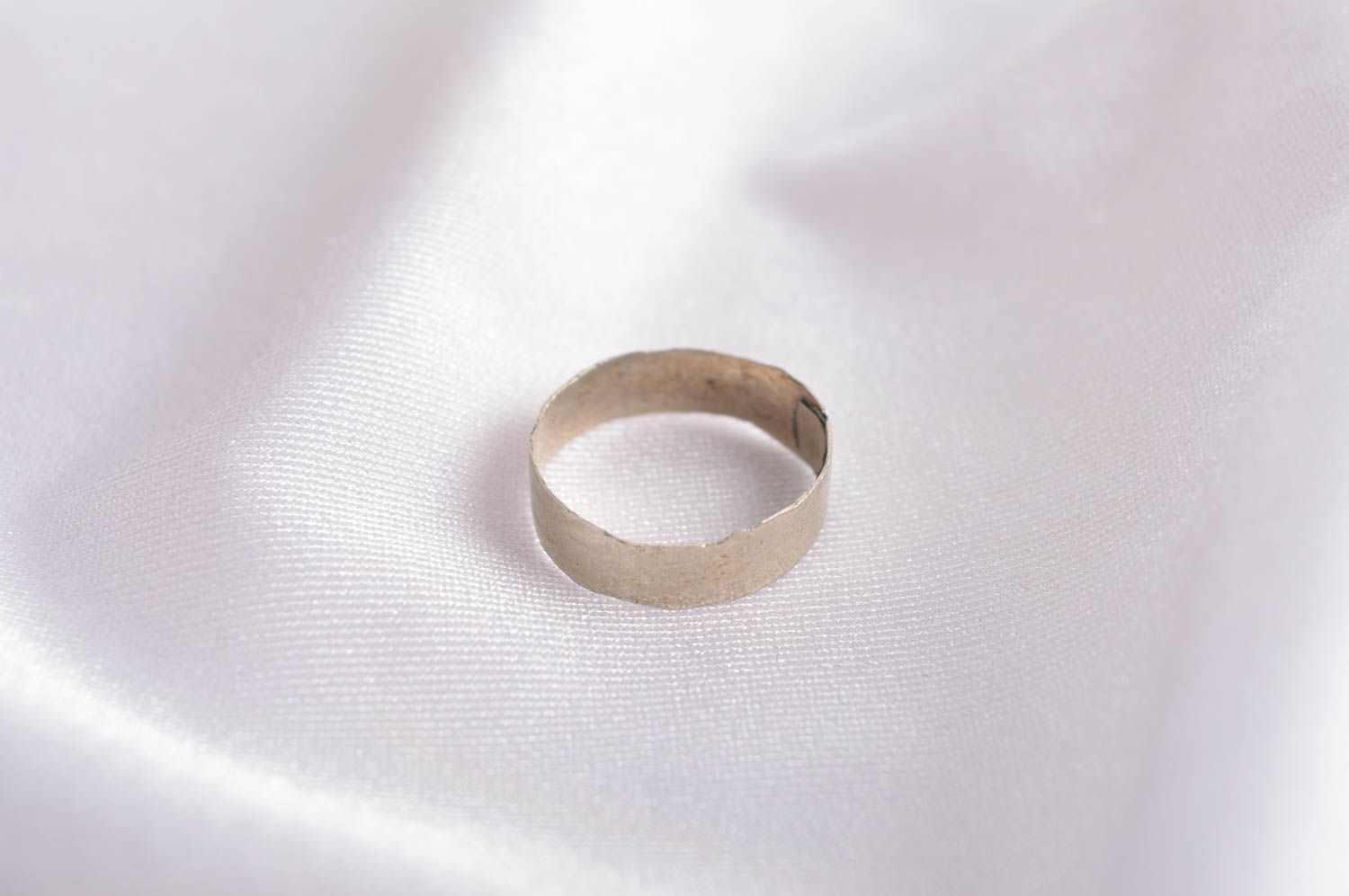 Schöner Ring handgeschaffen Designer Accessoire interessanter Ring am Finger foto 1