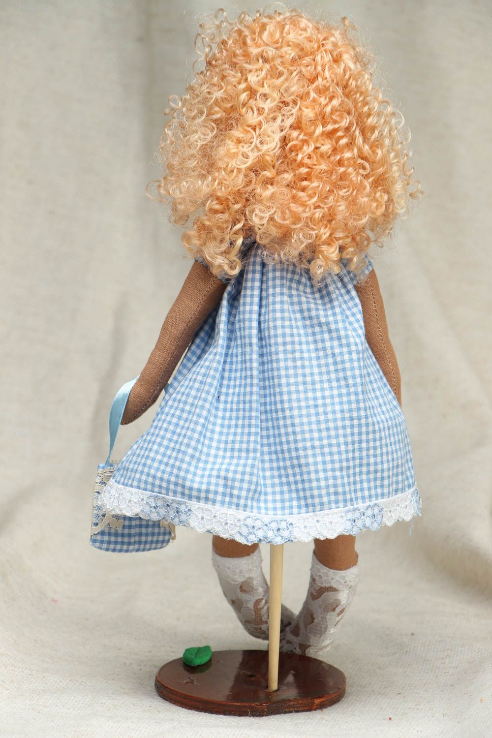 Künstlerische Puppe aus Textil im blauen Kleid foto 3
