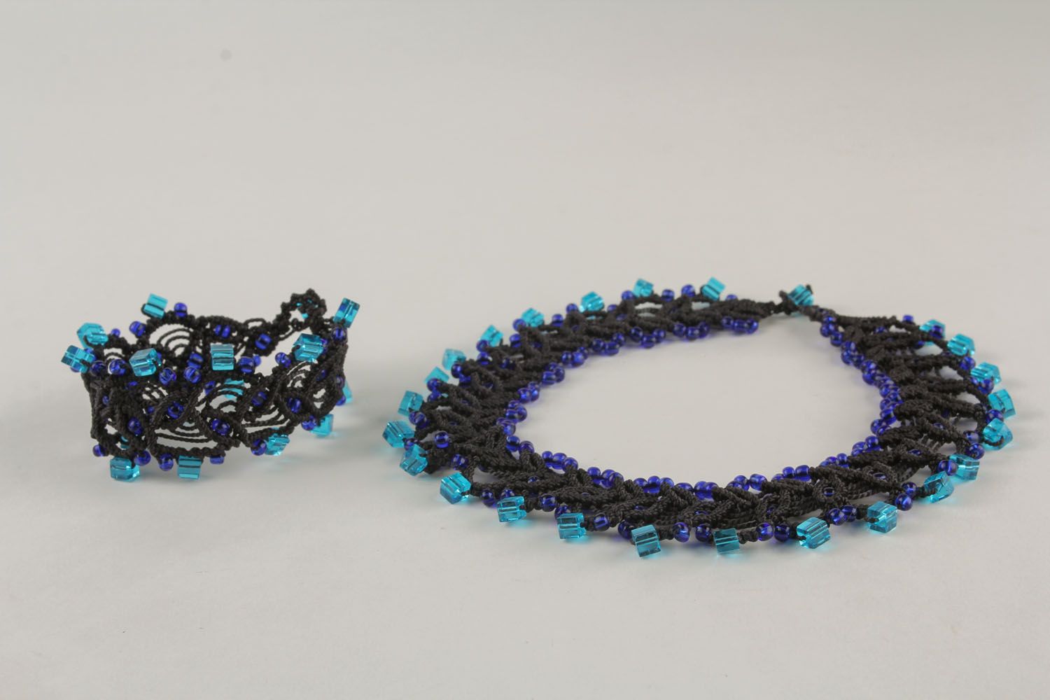 Collier et bracelet en perles de rocailles technique mécramé photo 3