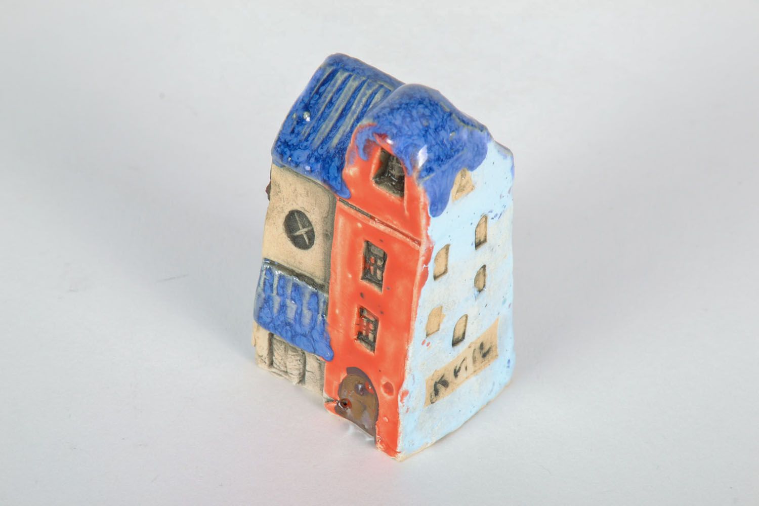 Figura de cerámica con forma de casa foto 3
