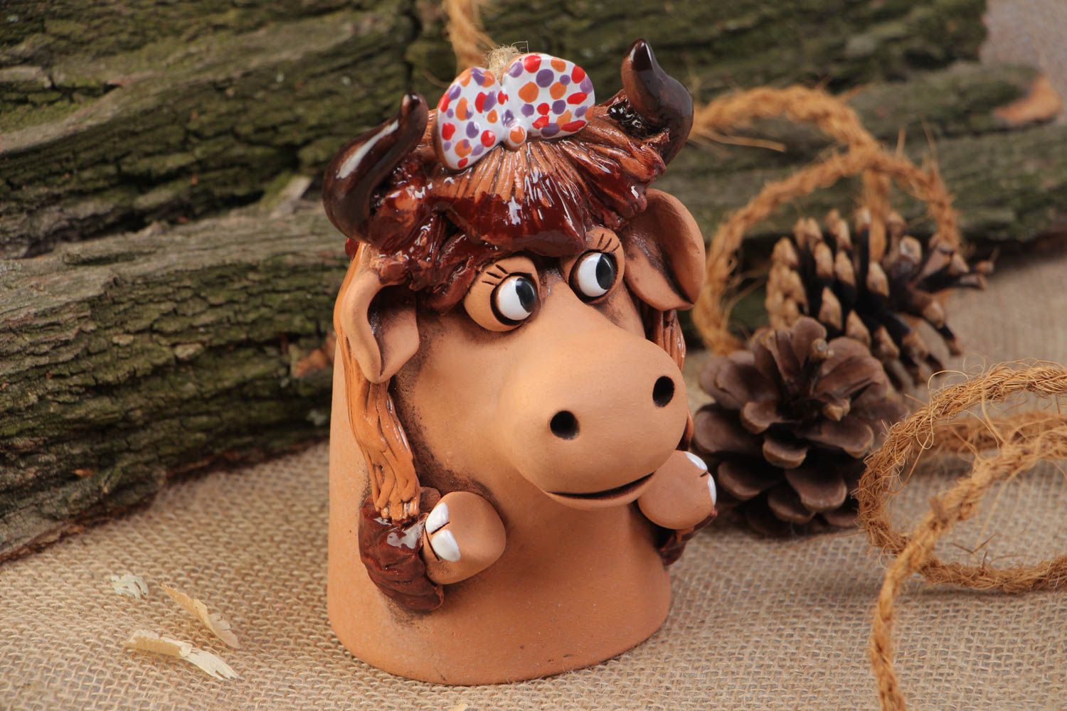 Campanilla cerámica hecha a mano con forma de figura de vaca marrón foto 1
