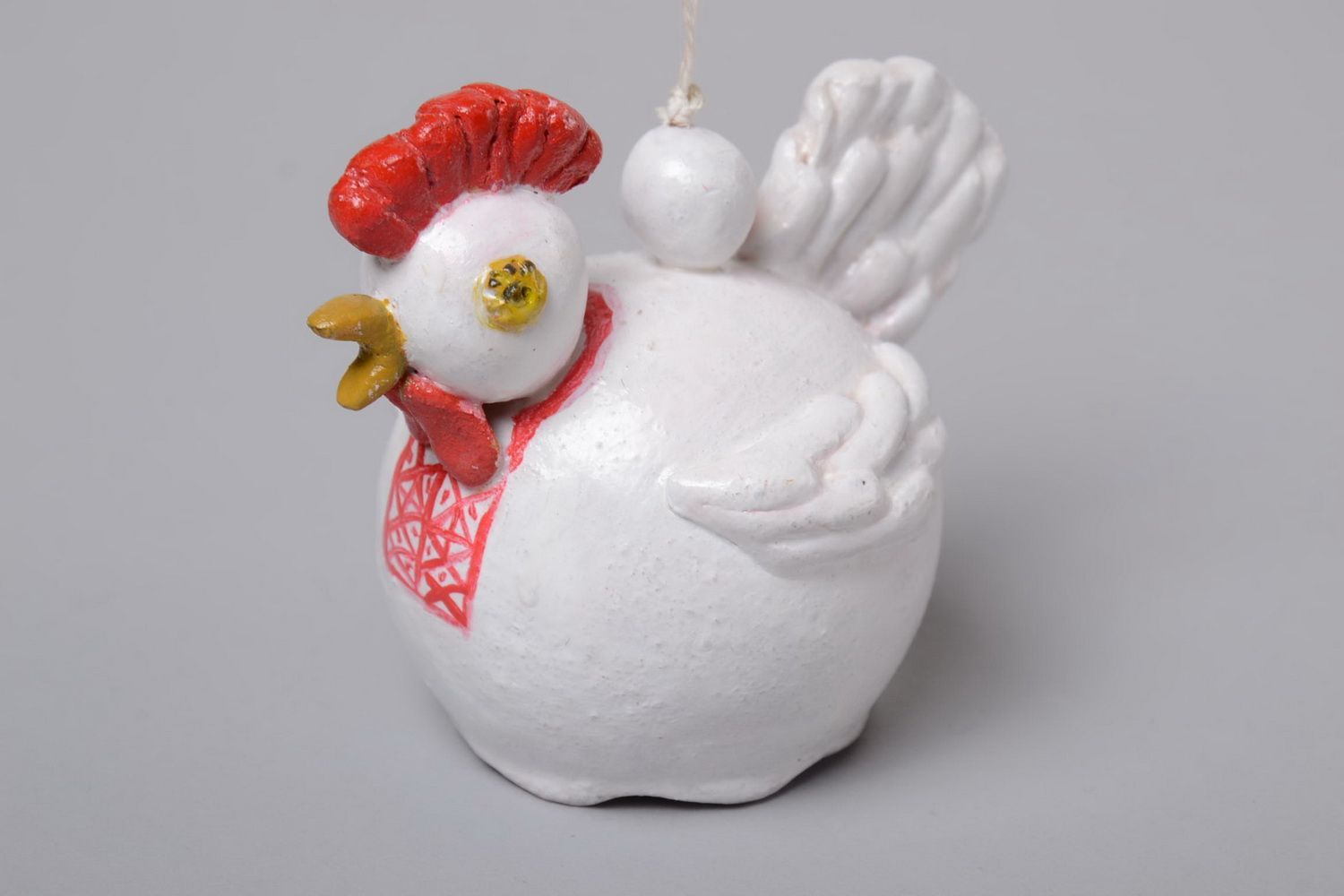 Mit Acryl bemaltes Glöckchen aus Ton Huhn in Weiß schöne Designer Handarbeit foto 2