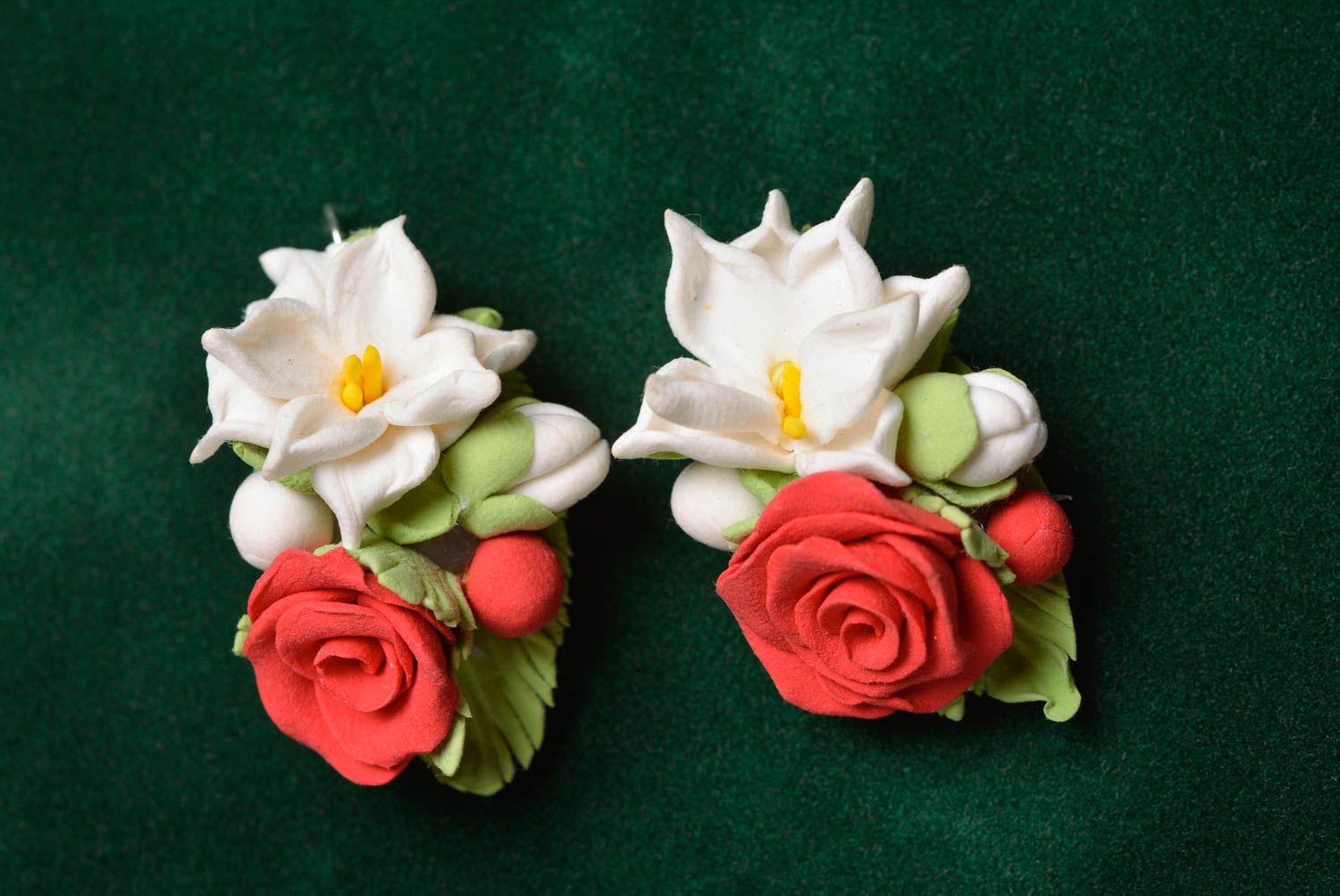 Ensemble boucles d'oreilles et bague avec fleurs en pâte polymère faites main photo 2