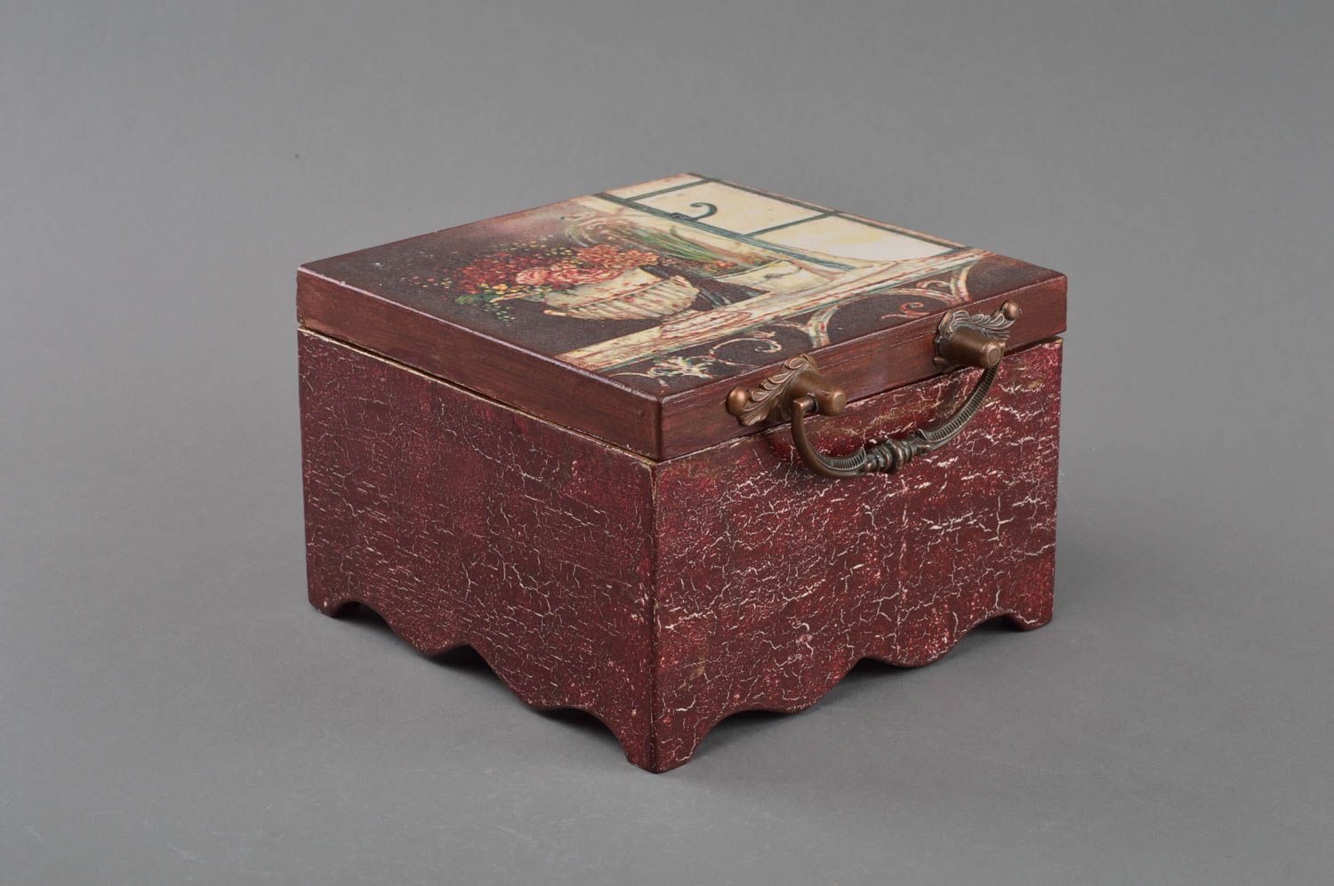 Caja de madera cuadrada hecha a mano marrón decorada con decoupage foto 1