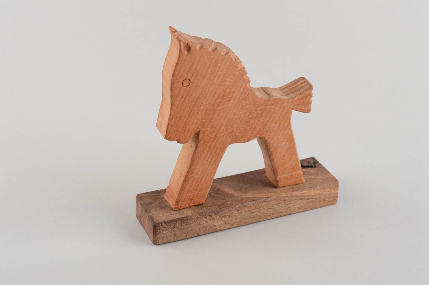 Estatueta de madeira de autor na forma de cavalo de brinquedo artesanal foto 2
