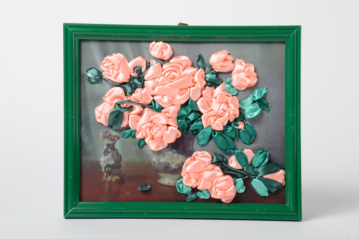 Schönes gesticktes Wandbild Blumen aus Atlasbändern in Rahmen aus Holz handmade für Interieur foto 1