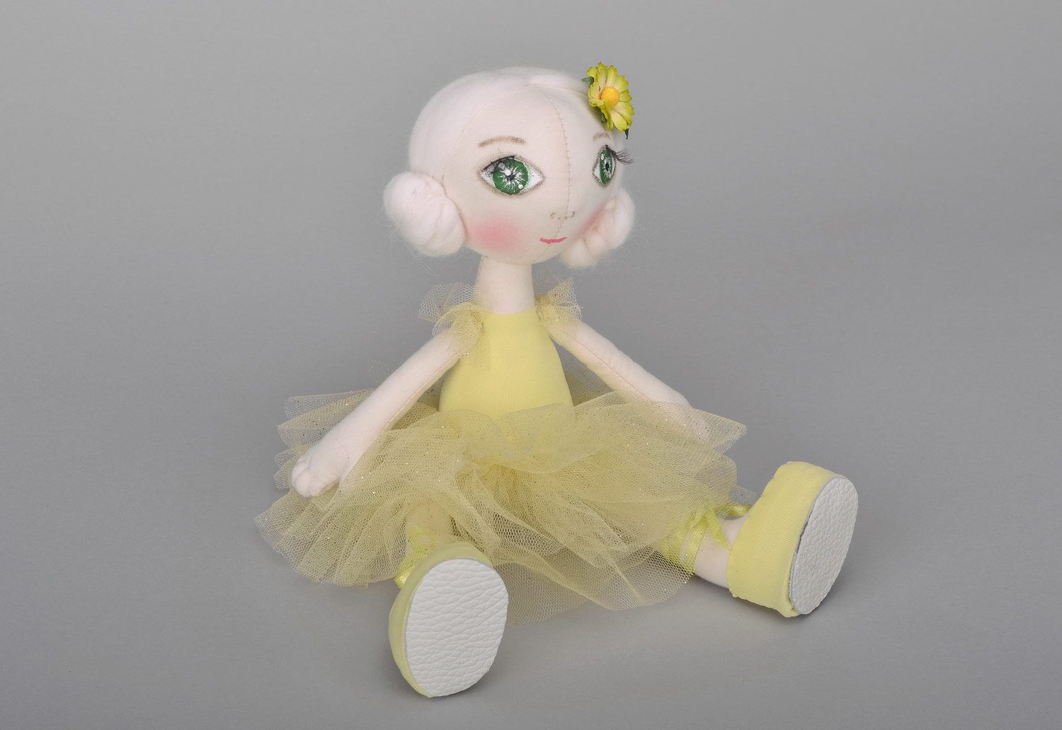Puppe im gelben Kleid foto 1