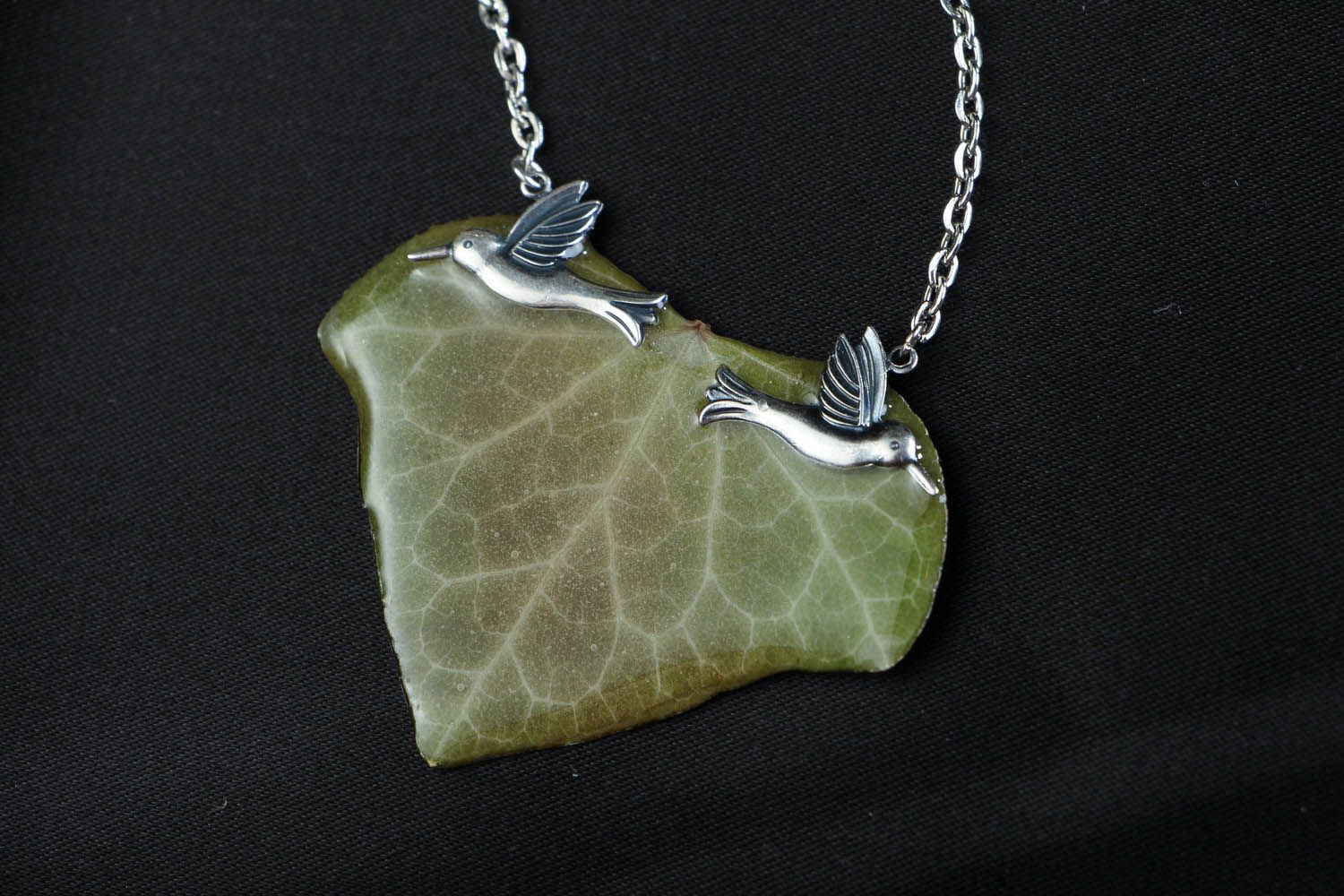 Pendant with Ivy Leaf in Epoxy Resin photo 3