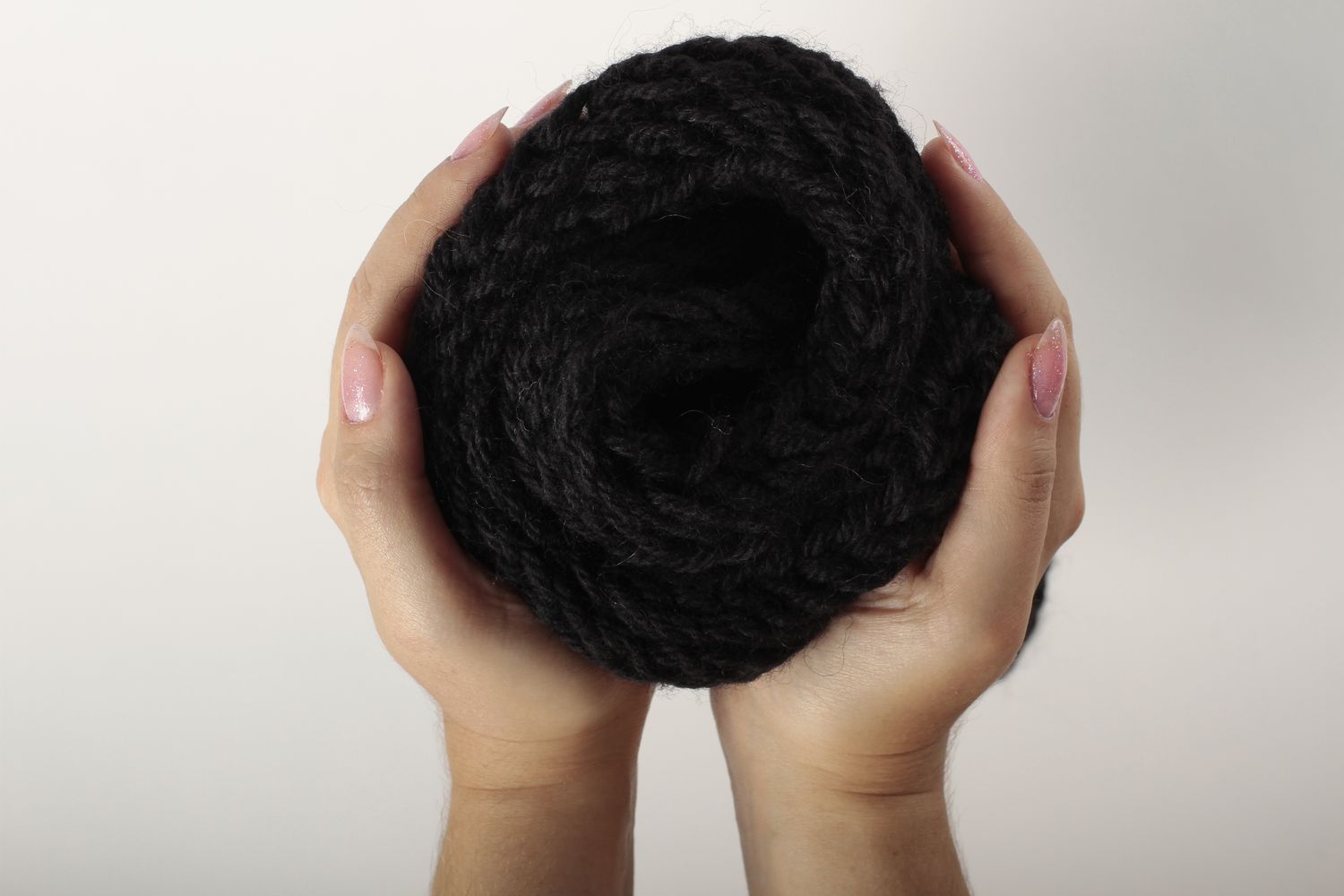 Écharpe noire faite main Vêtement femme en laine chaude d'hiver Idée cadeau photo 4