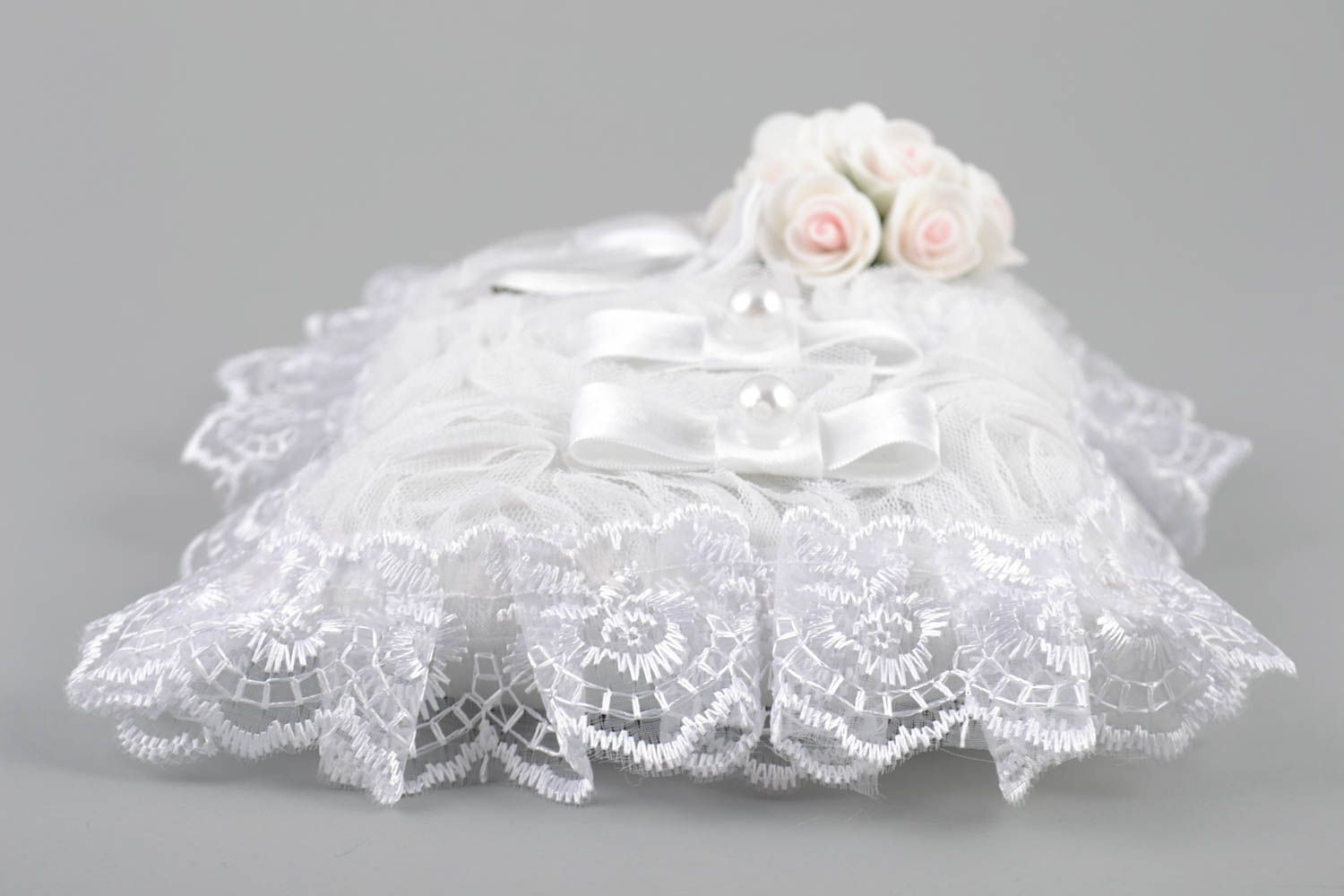 Originelles feines handgemachtes Ringkissen für die Hochzeit mit Rosablumen foto 3