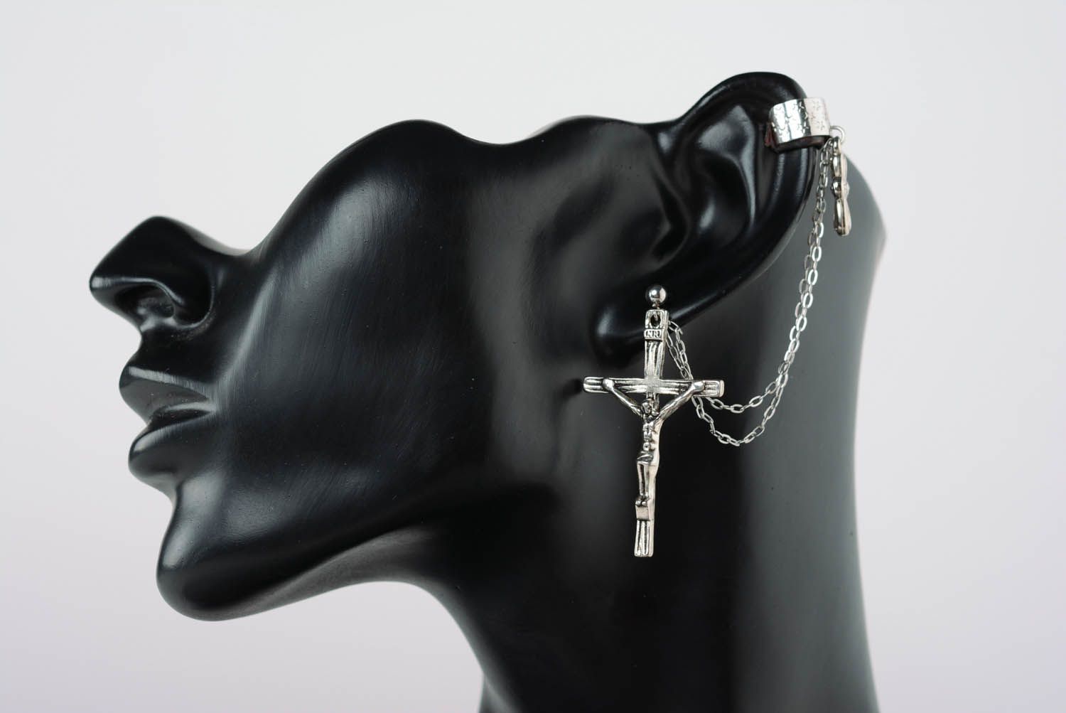 Boucle d'oreille cuff Crucifix faite main photo 1