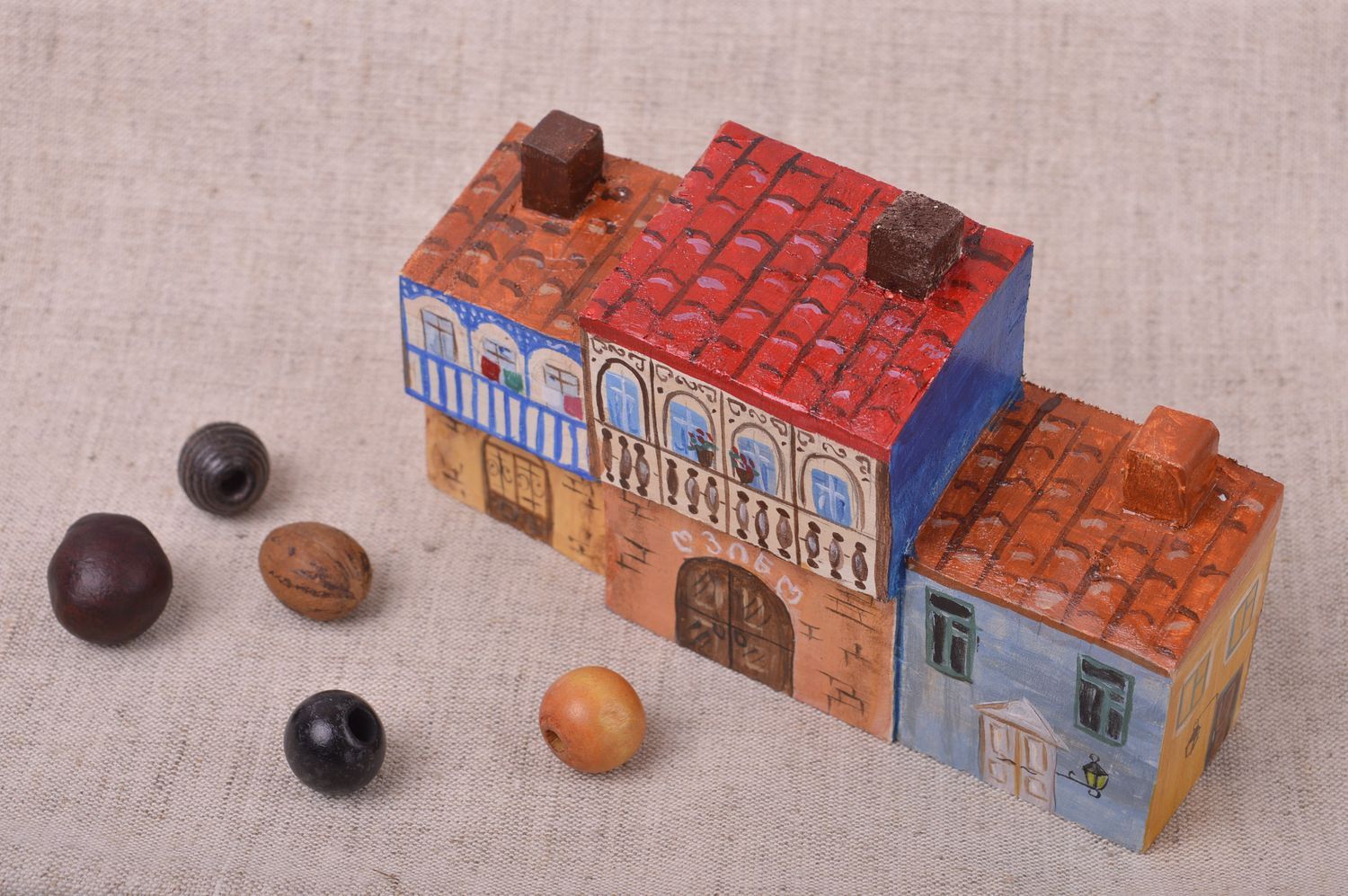 Figurine maison mini fait main Figurine bois peinte Déco intérieur originale photo 5