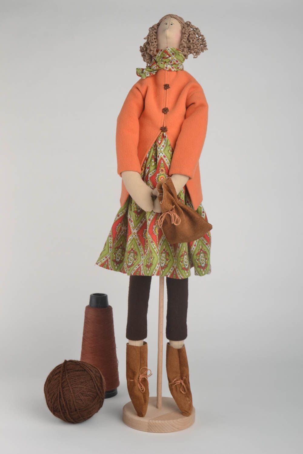 Кукла ручной работы авторская кукла на подставке тряпичная кукла в коралловом фото 1