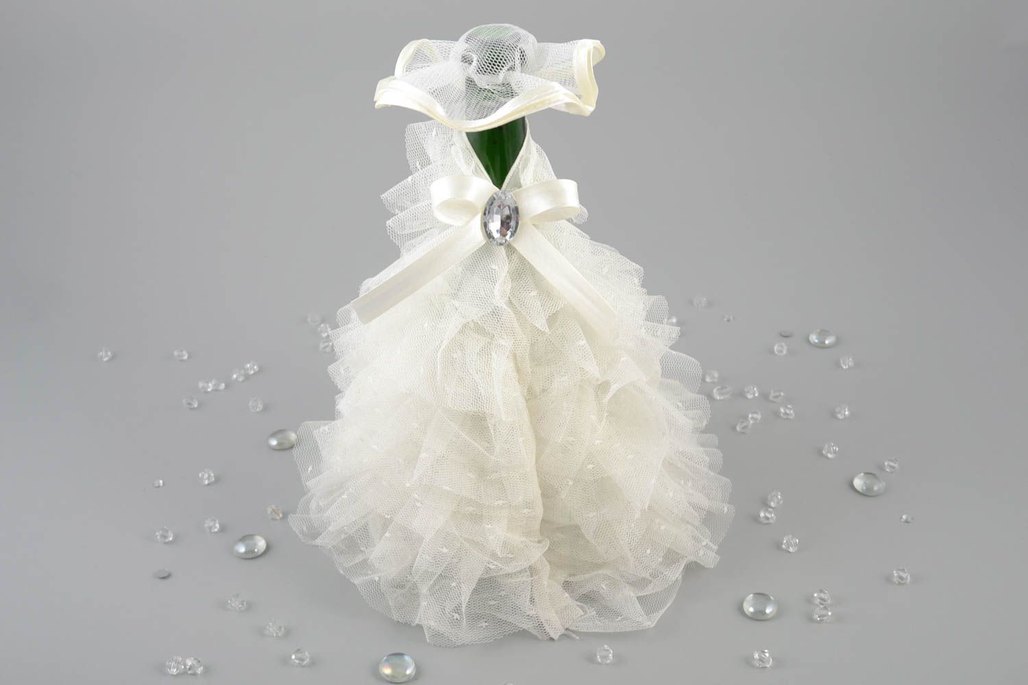 Одежда невесты на бутылку шампанского молочного цвета со шляпкой ручная работа фото 1