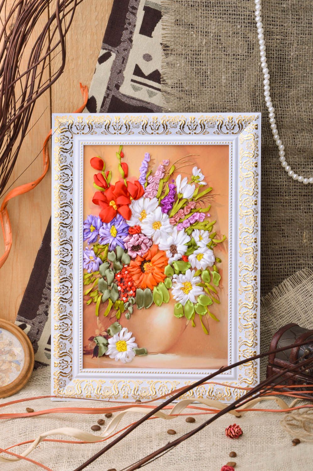 Gesticktes Wandbild Stillleben mit Blumen aus Atlasbändern handmade schön für Interieur Dekor foto 1