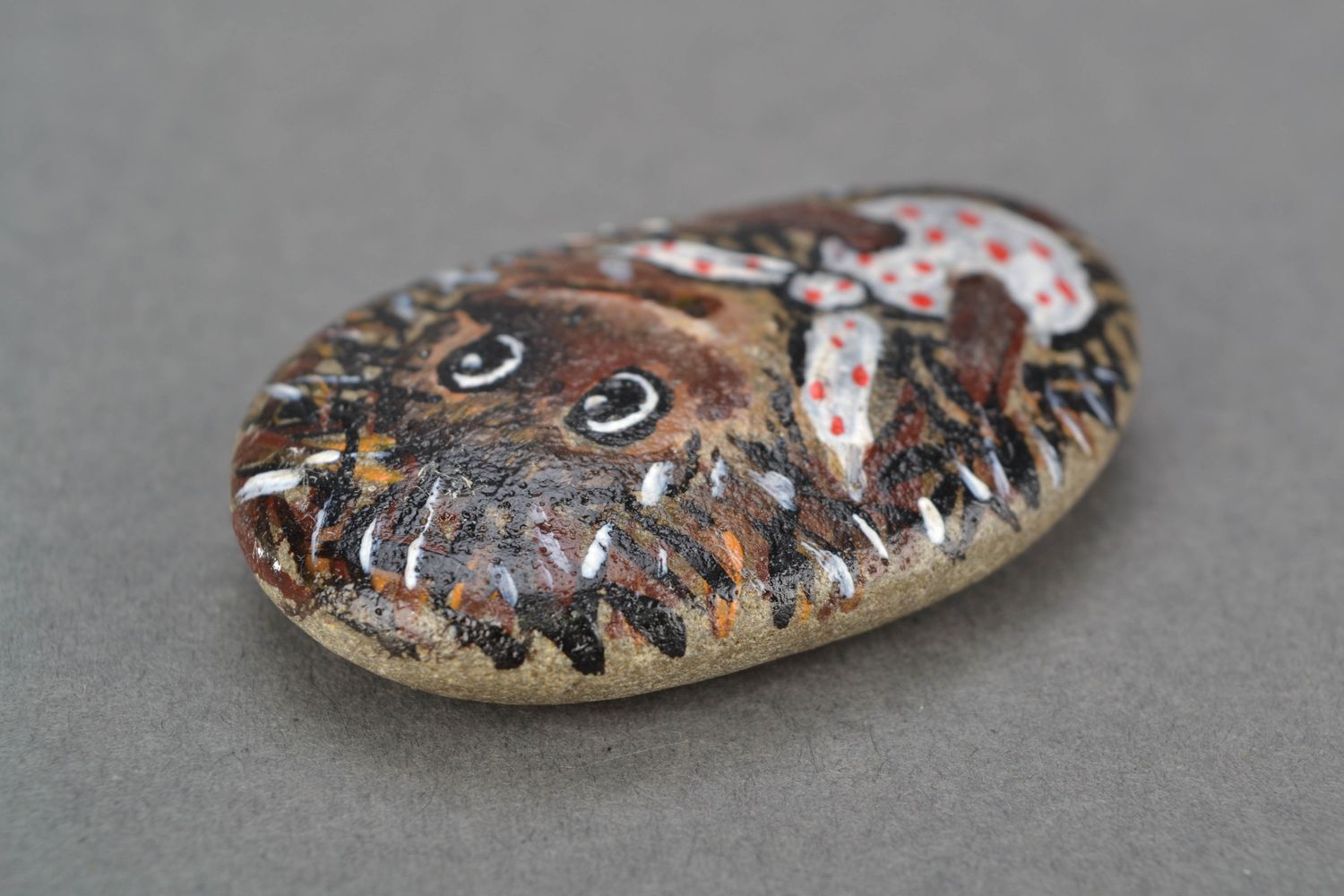 Морской камень для декора детской с росписью Ежик фото 4