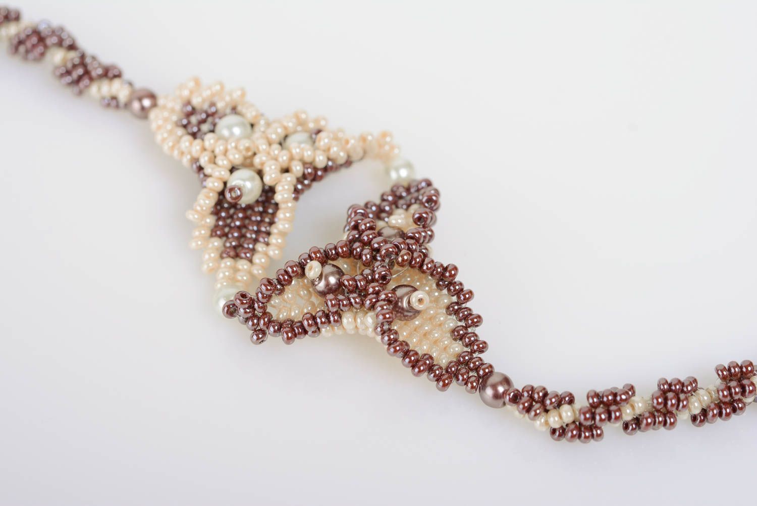 Bracelet en perles de rocaille brun beige fait main original avec fleurs photo 2