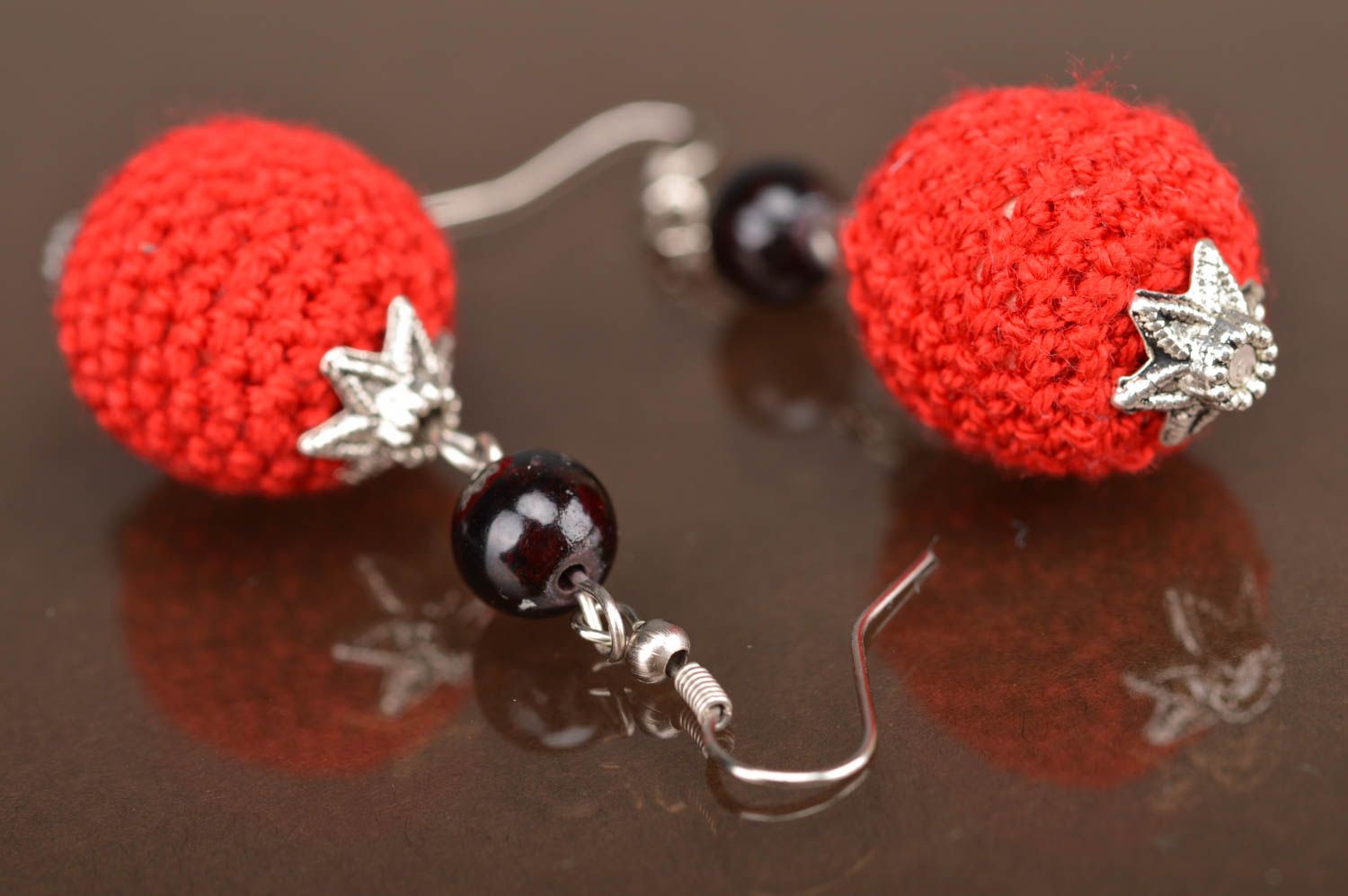 Boucles d'oreilles boules pendantes rouges recouvertes de tricot faites main photo 5