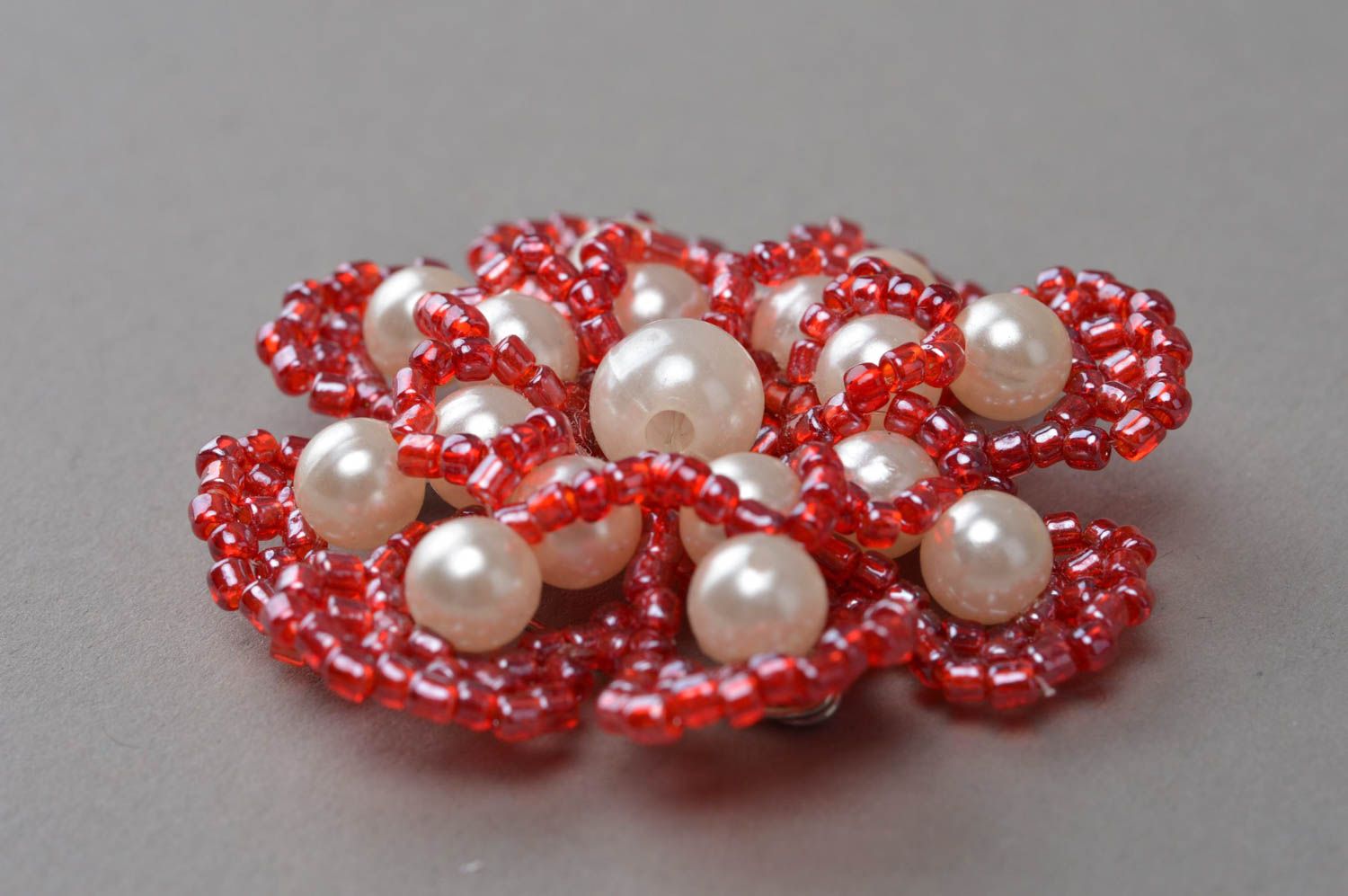 Broche en perles de rocaille et perles fantaisie faite main rouge-blanc photo 3