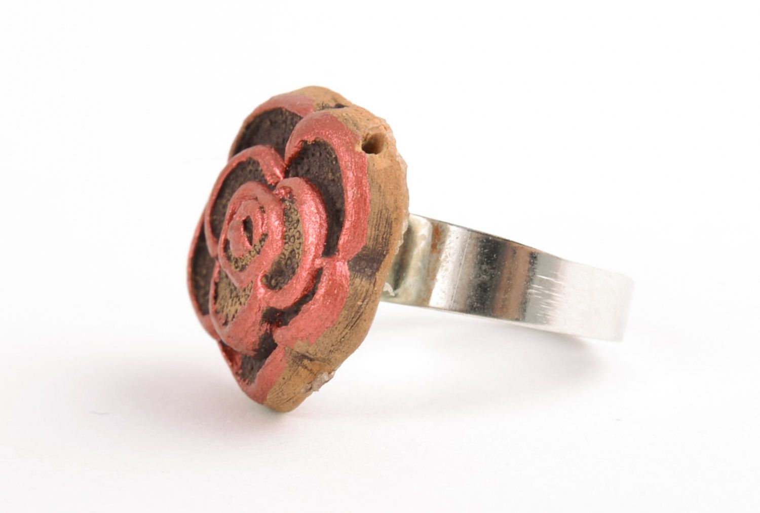 Глиняное кольцо ручной работы с росписью красками и разъемной фурнитурой фото 5