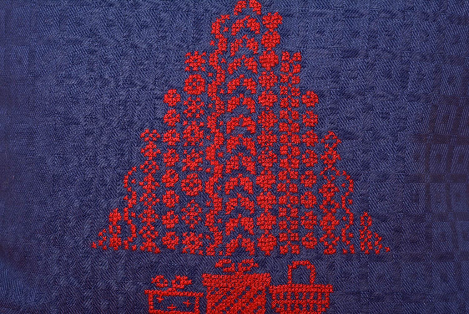 Taie d'oreiller brodée en satin bleue carrée faite main avec arbre de Noël photo 3